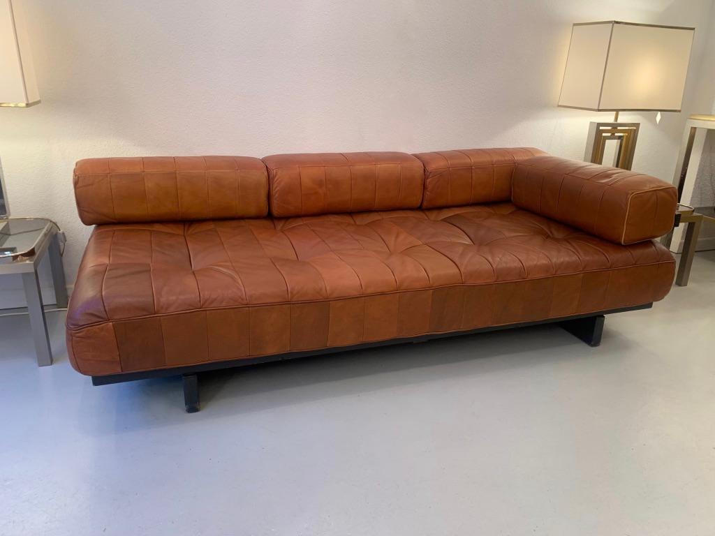 Beautiful patina on the leather, nice Japanese style wood support, very good vintage condition.
Made with the best quality leather of the Swiss great manufacture De Sede in the 1960s.


 