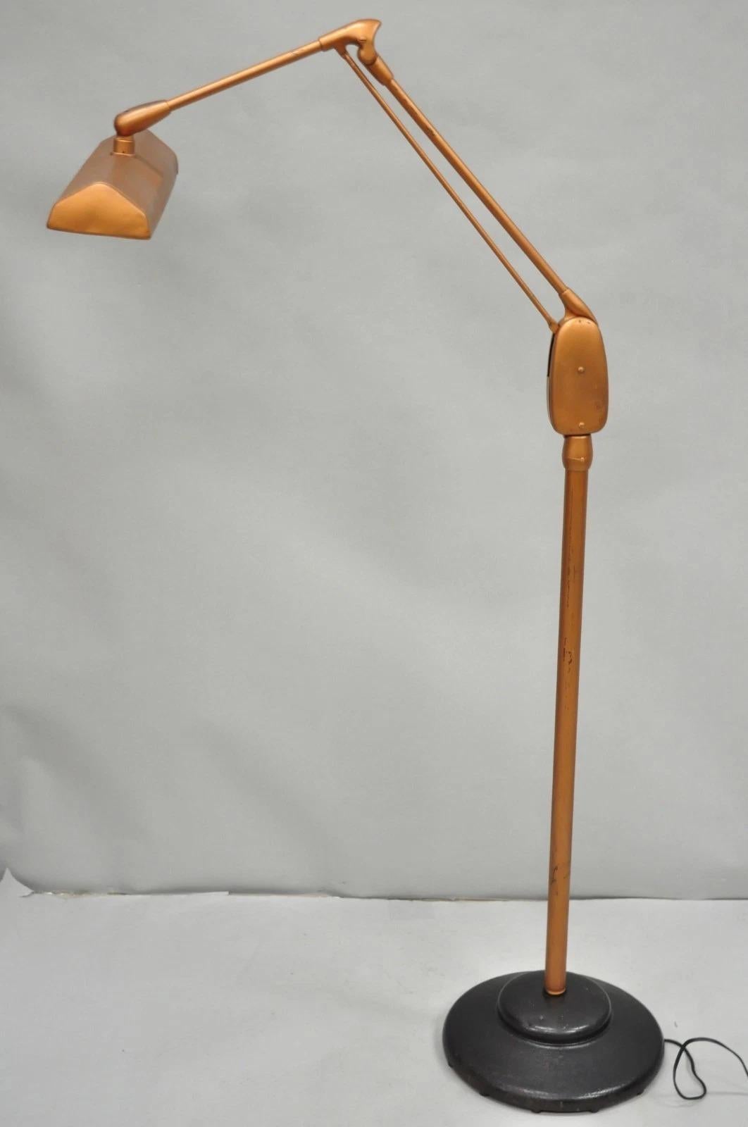 Envíanos un mensaje con tu código postal para solicitar un presupuesto de envío nacional más razonable.

Lámpara de pie vintage Dazor Industrial Moderna Flotante Alta Articulada Ajustable de Metal Pintada en Color Cobre. Mediados del siglo XX.