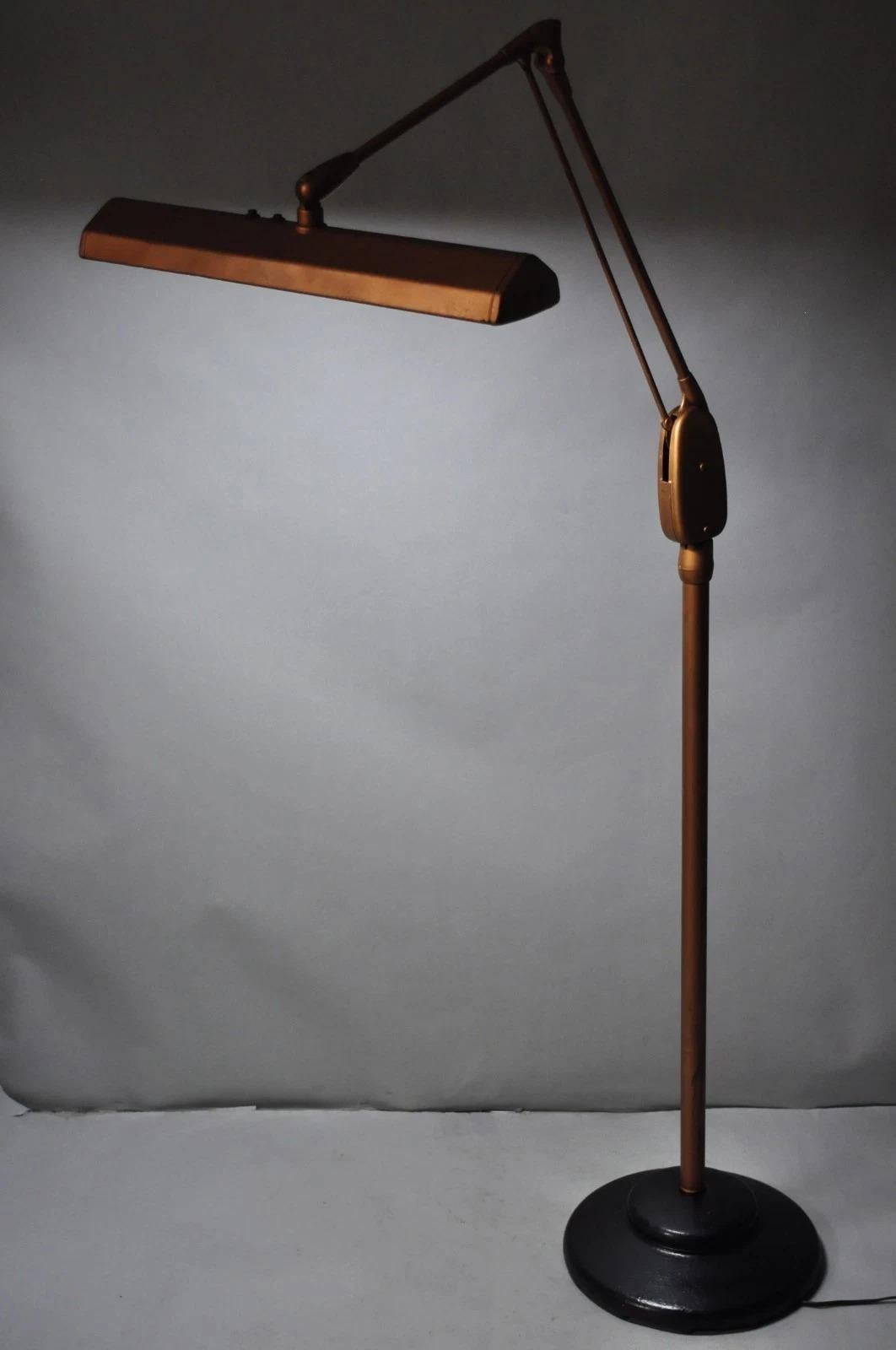 Vintage Dazor Lámpara de pie de metal regulable, alta y flotante, industrial y moderna Moderno de mediados de siglo en venta