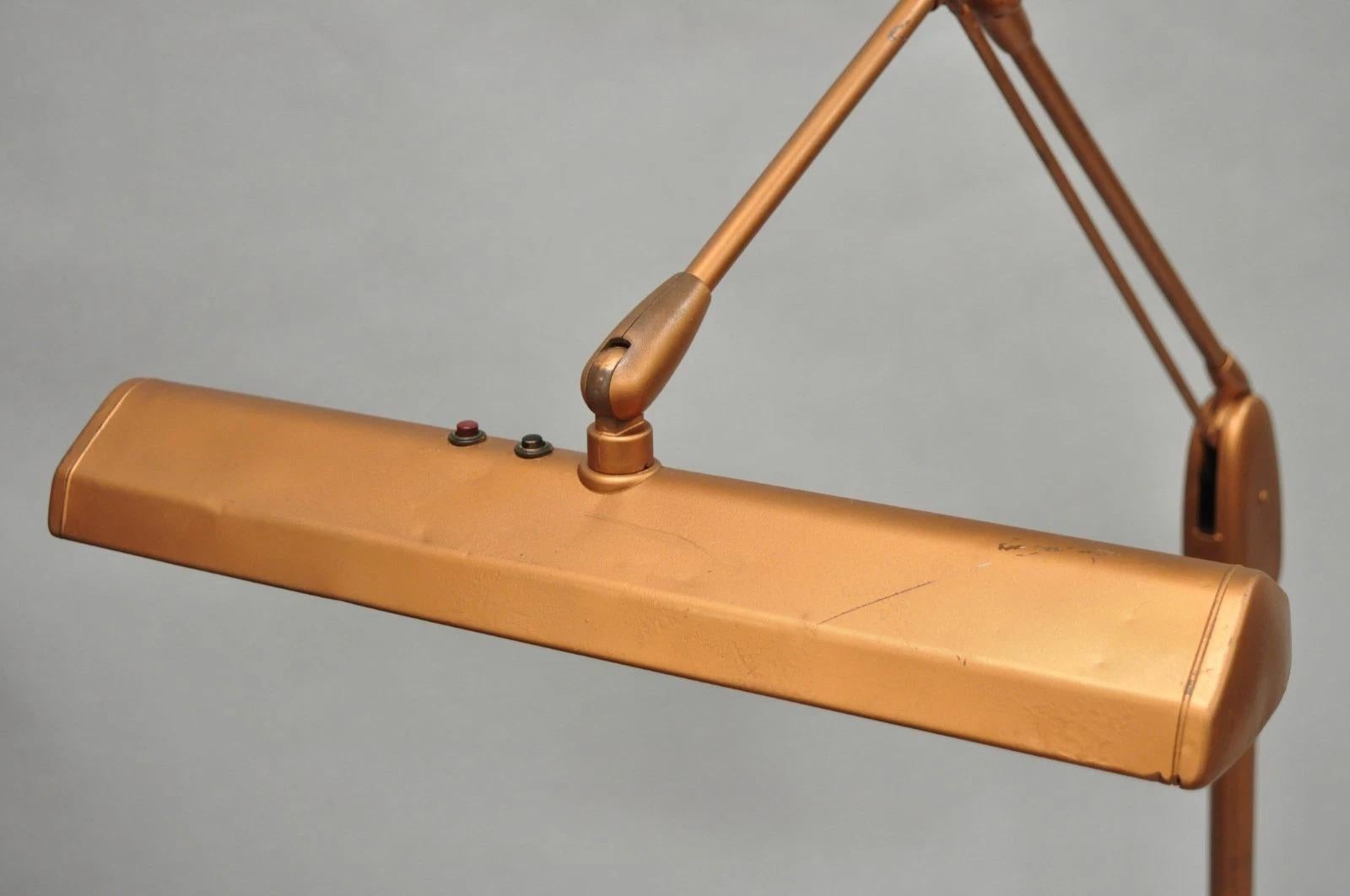 Vintage Dazor Lámpara de pie de metal regulable, alta y flotante, industrial y moderna en Bueno estado para la venta en Philadelphia, PA