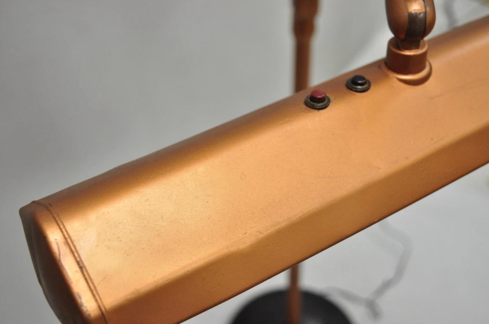 Vintage Dazor Lámpara de pie de metal regulable, alta y flotante, industrial y moderna siglo XX en venta