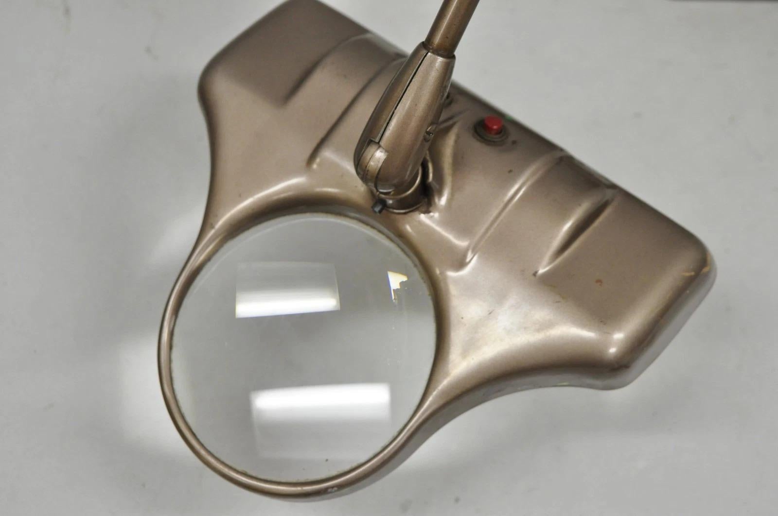 Lampada da lavoro industriale con lente d'ingrandimento illuminata Dazor Model M-270. Circa alla fine del XX secolo. Misure: 20