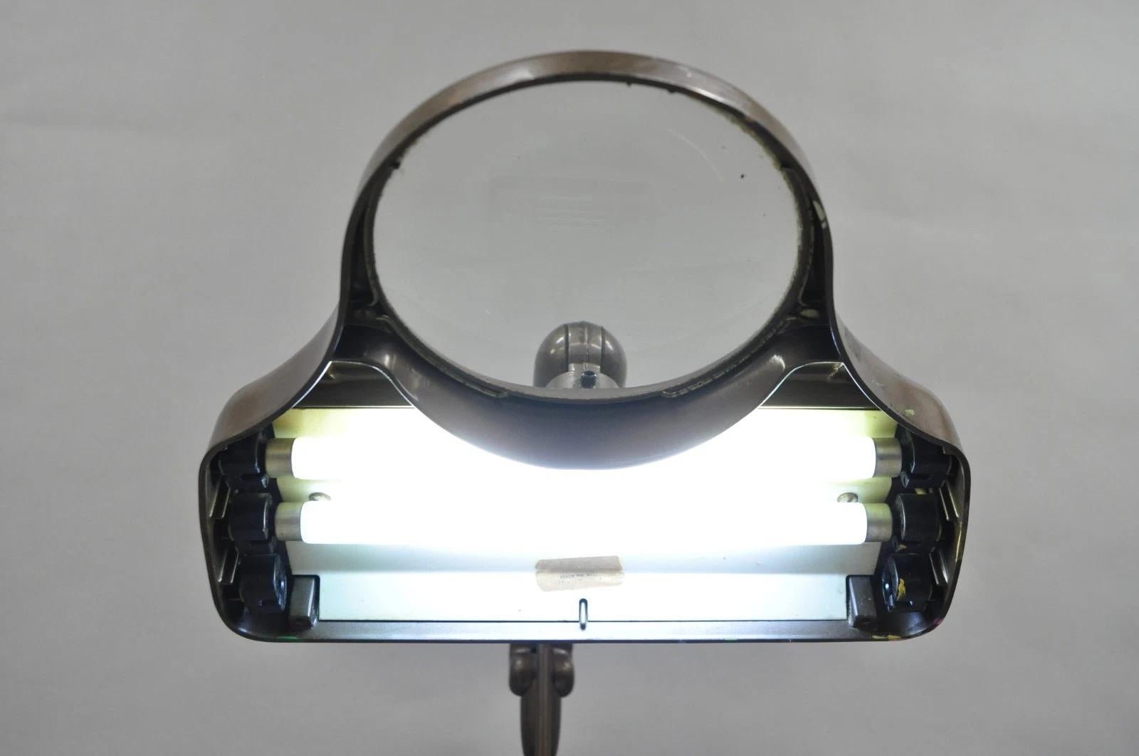 Sconosciuto Lampada da lavoro industriale con lente d'ingrandimento illuminata Dazor M-270 d'epoca in vendita