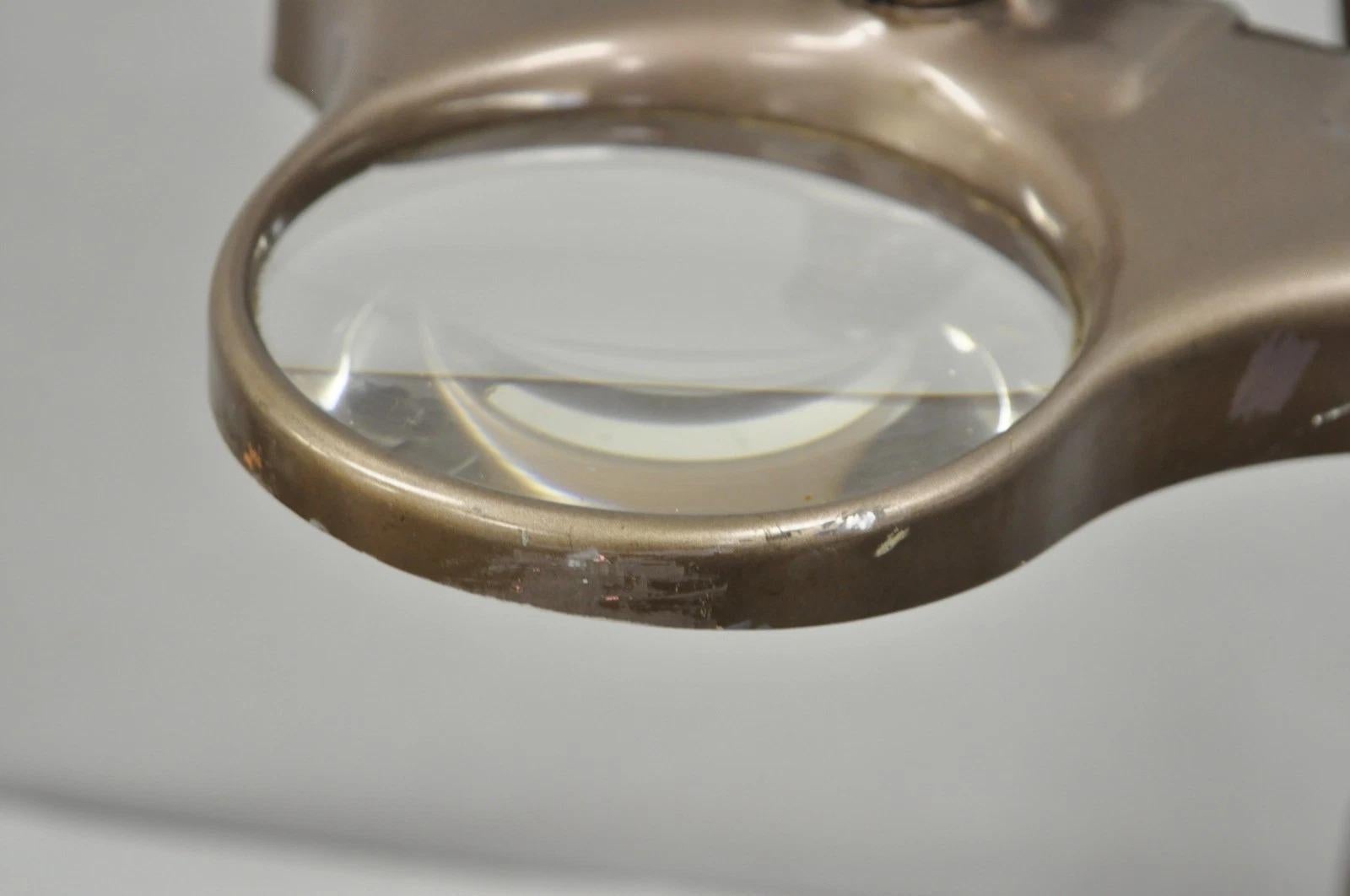 Metallo Lampada da lavoro industriale con lente d'ingrandimento illuminata Dazor M-270 d'epoca in vendita