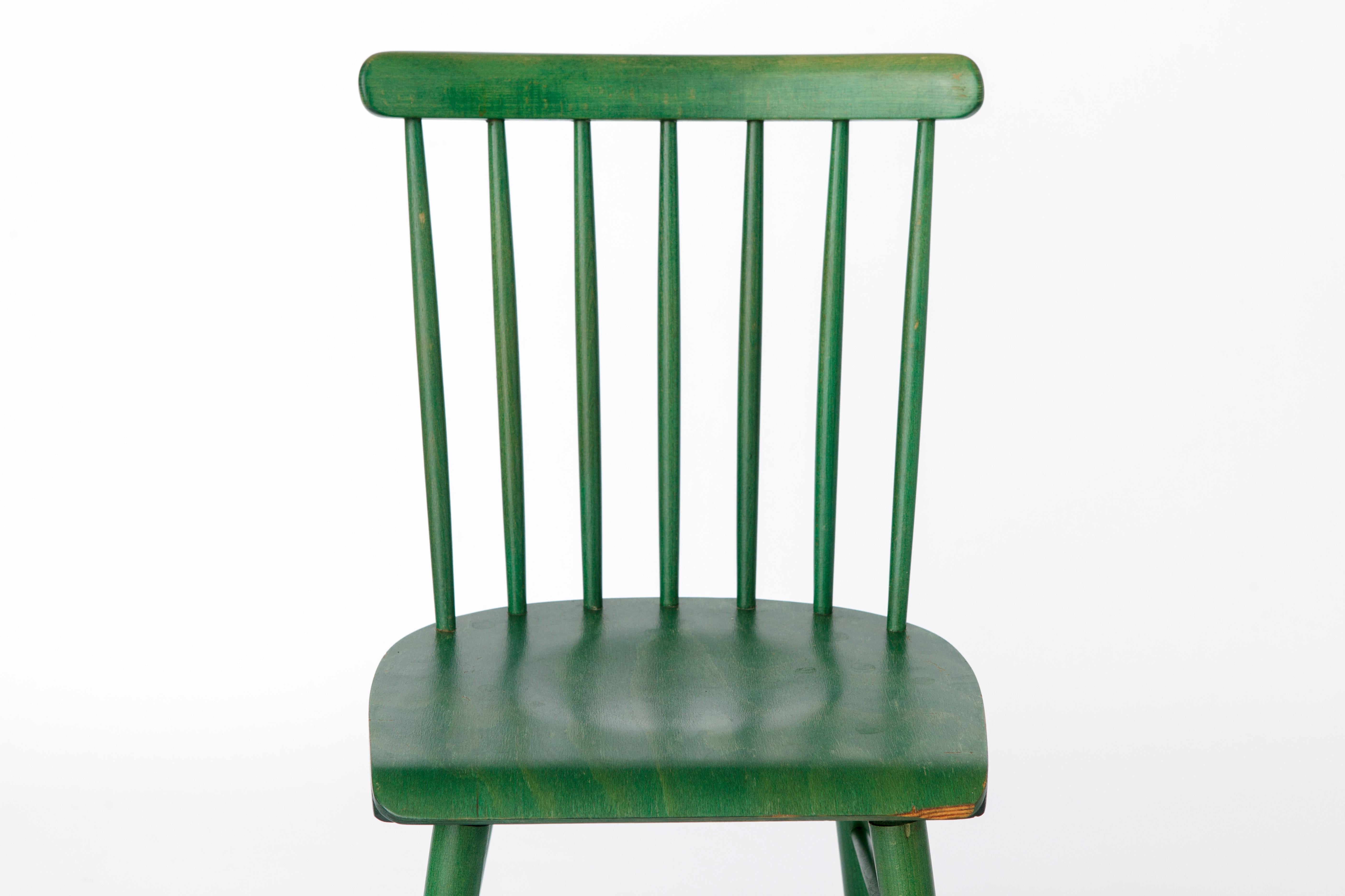 Vintage-Stuhl aus Holz, markiert DDR. 
Produktionszeitraum ca. 1960er-1970er Jahre. 

Stabiler Buchenholzrahmen, grün lackiert. (Originalfarbe)
Bitte beachten Sie die größere Kerbe vor dem Sitz. Siehe Bilder. 
Ansonsten sehr guter Zustand. 