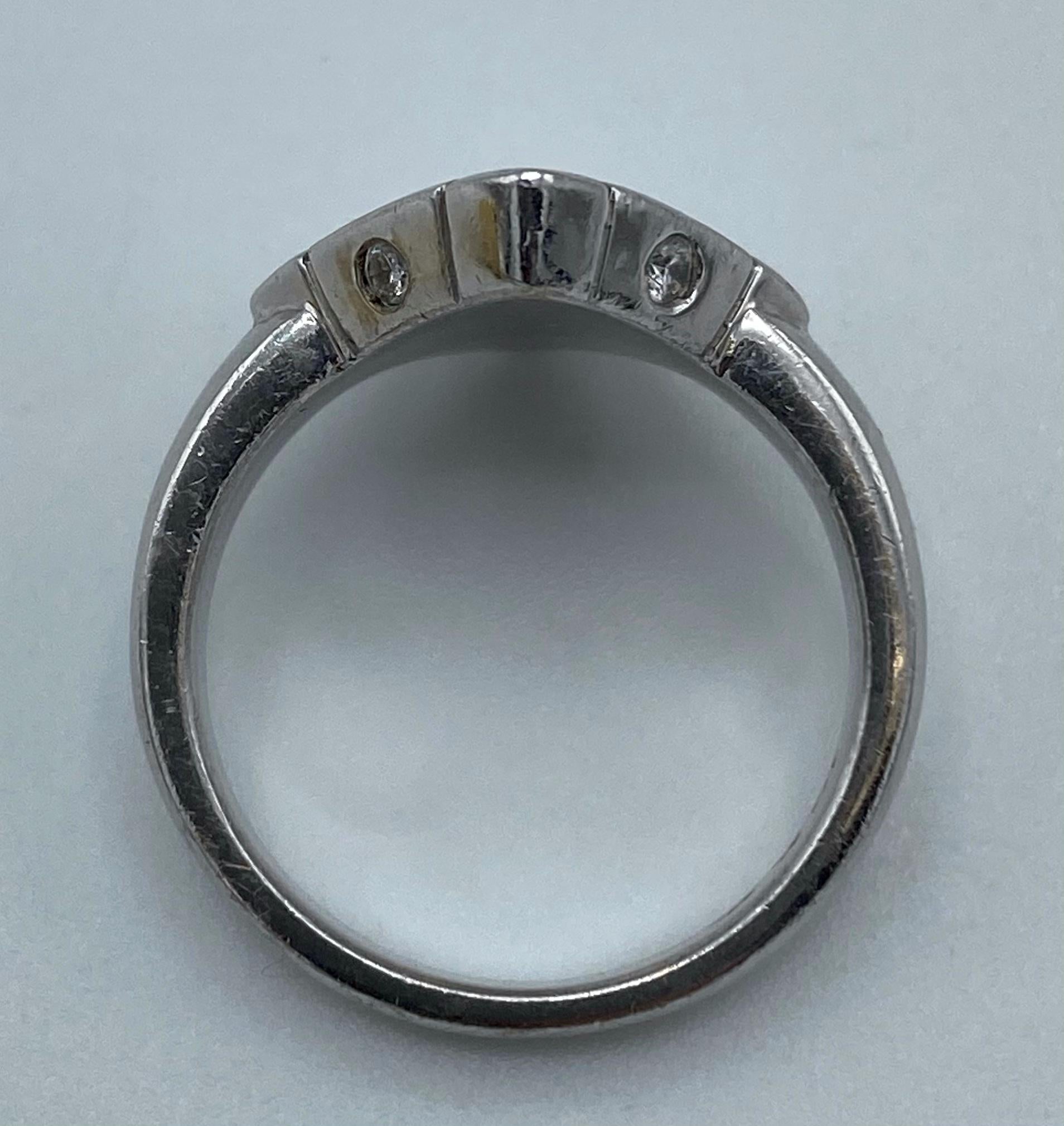 Vintage De Beers White Gold Diamond Geometric Ring In Excellent Condition In Beverly Hills, CA