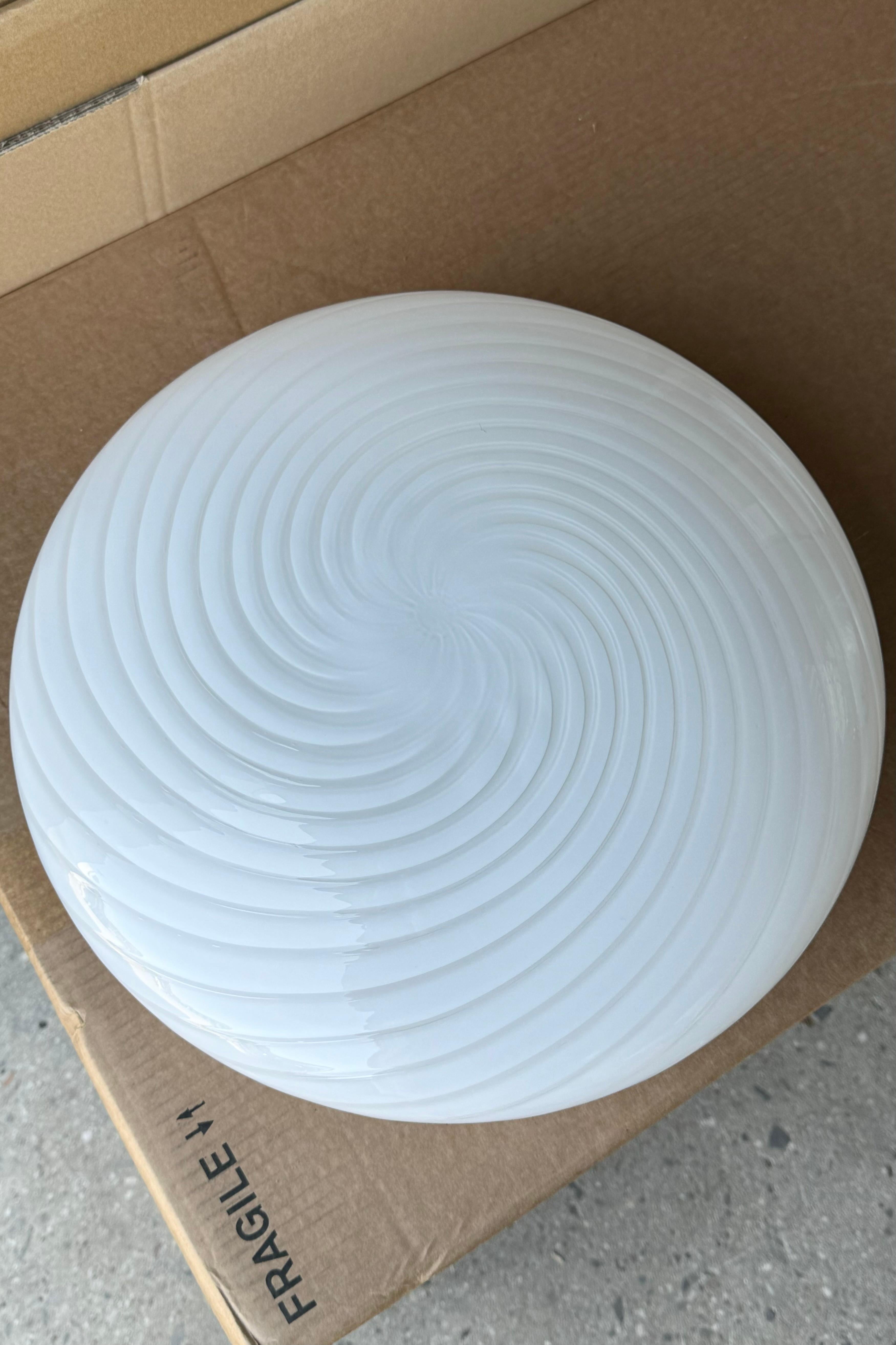 Mid-Century moderno Vintage By De Majo Murano Flush Mount Ceiling Lamp White Swirl Glass, 1970s signed