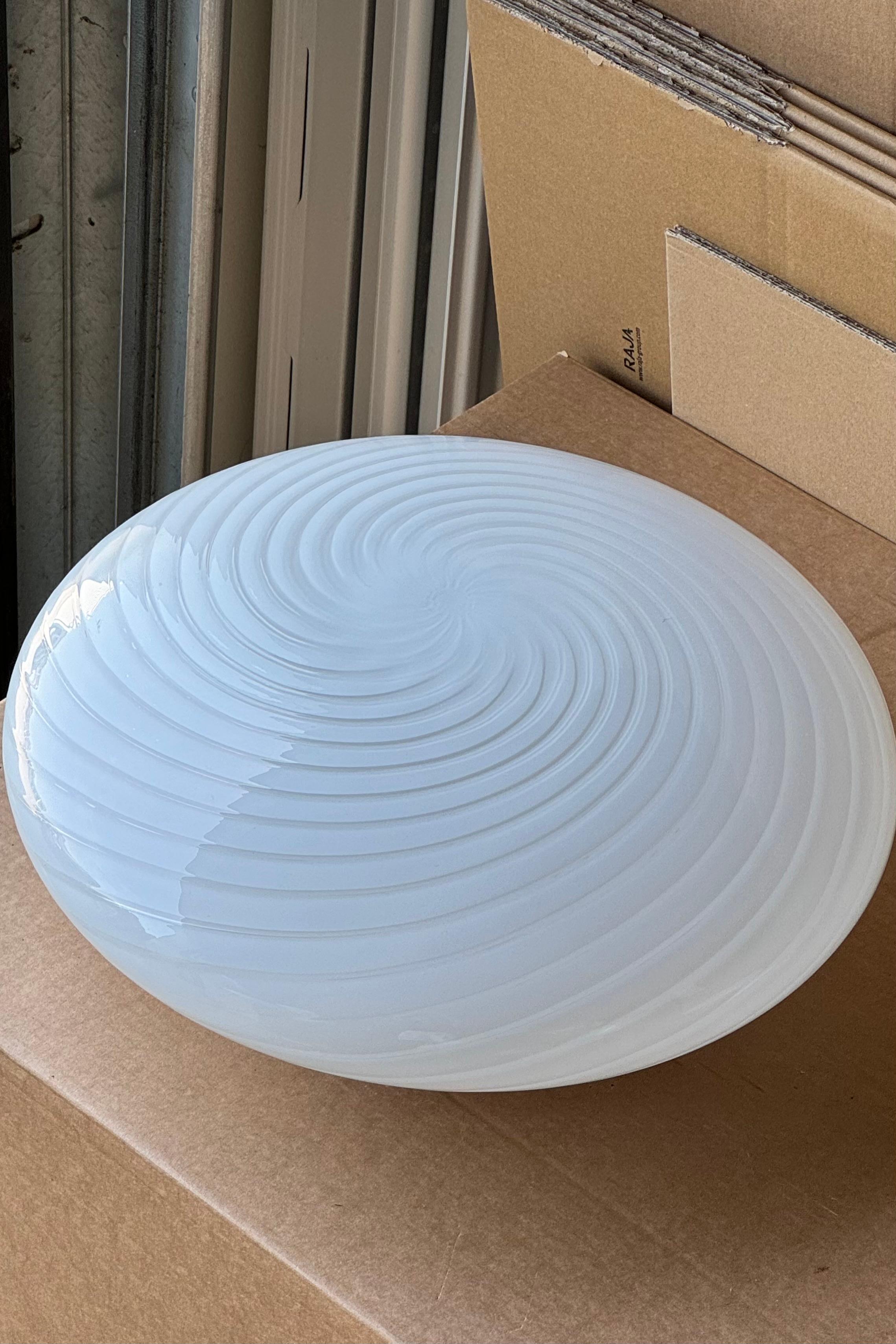 Vintage By De Majo Murano Flush Mount Ceiling Lamp White Swirl Glass, 1970s signed In condizioni buone a København, DK