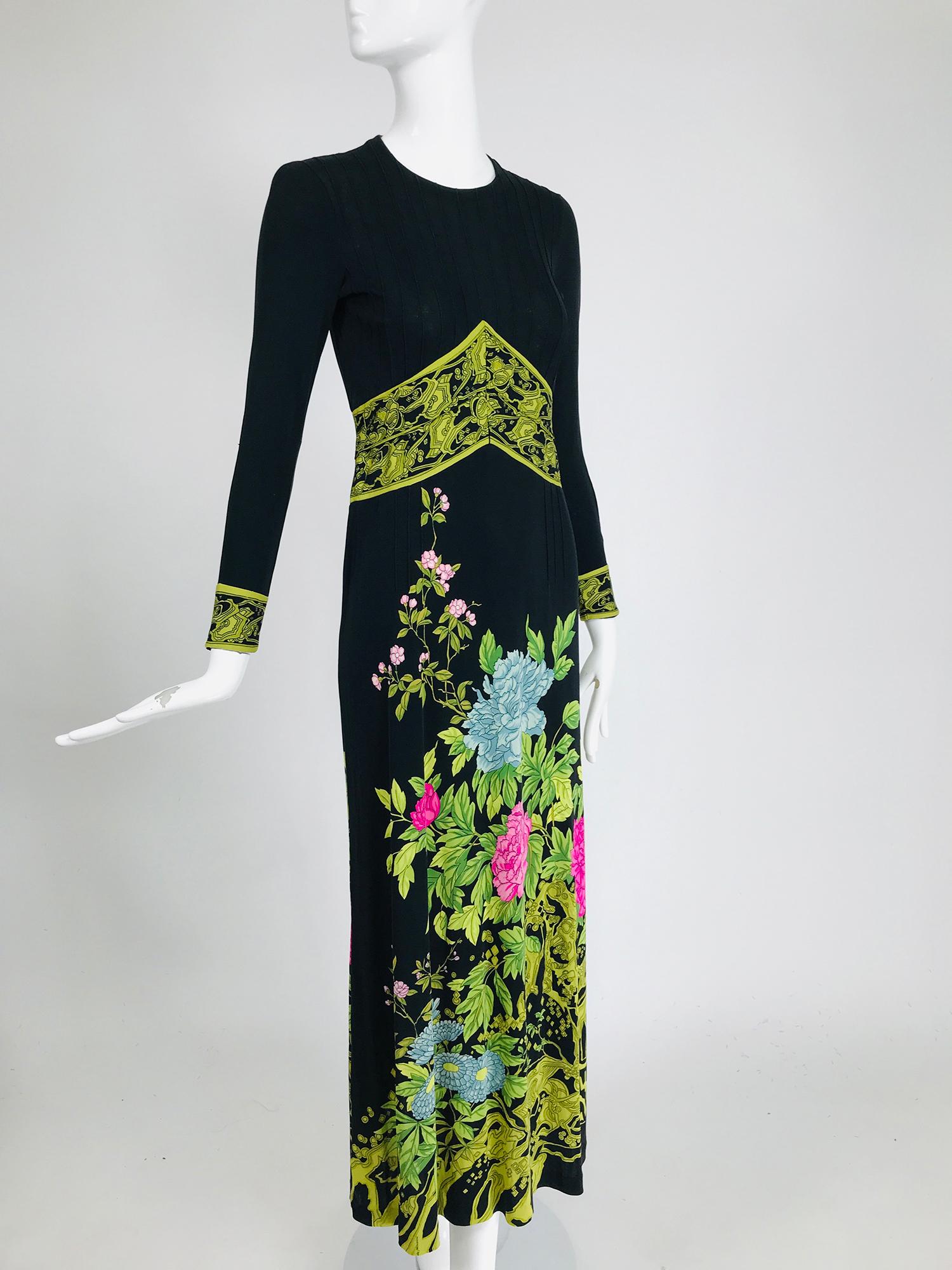 Vintage de Parisini Maxikleid aus Seidenjersey mit Blumendruck aus den 1960er Jahren. Schöner signierter Blumendruck von Pfingstrosen und blauen Margeriten mit grünem Laub. Juwelenausschnitt, das Mieder wird im Nacken mit Knopf und Schlaufe