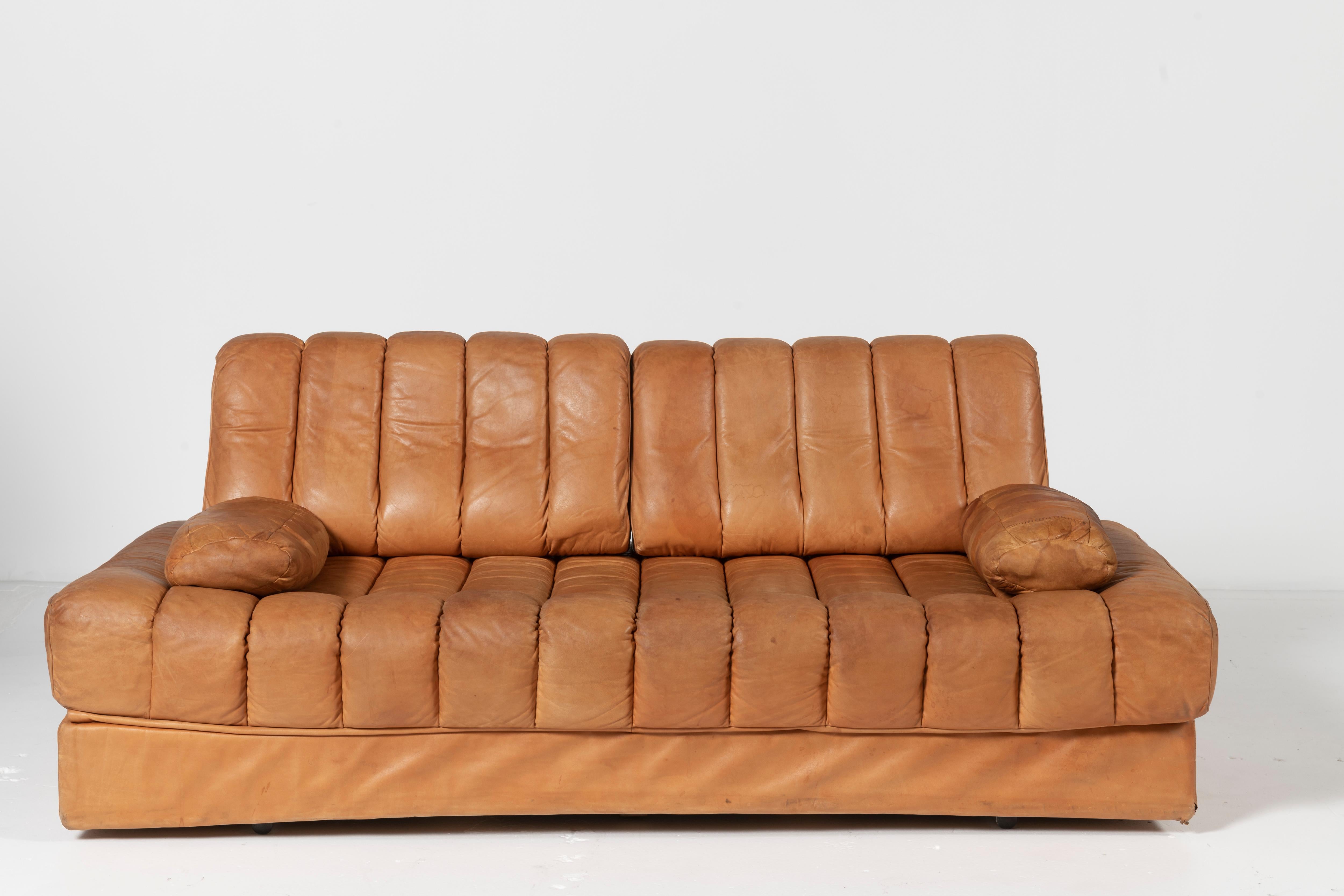 Lovely De Sede DS-85 sofa/daybed in cognac leather in great condition. The sofa also converts to both a daybed and a double-sized bed when fully open. Two pillows.