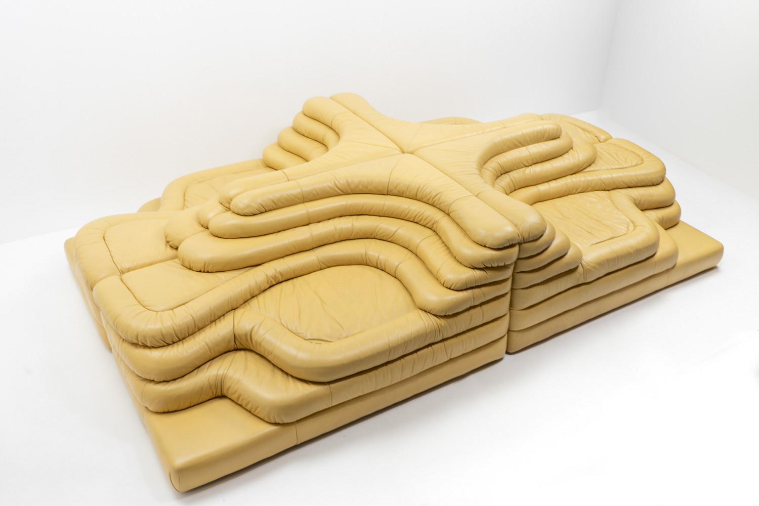 Le canapé Terrazza de Sede est un meuble caractéristique et emblématique conçu par Ubald Klug dans les années 1970. Avec son aspect sculptural et stratifié, le canapé Terrazza s'inspire des paysages naturels, notamment des collines en terrasses et