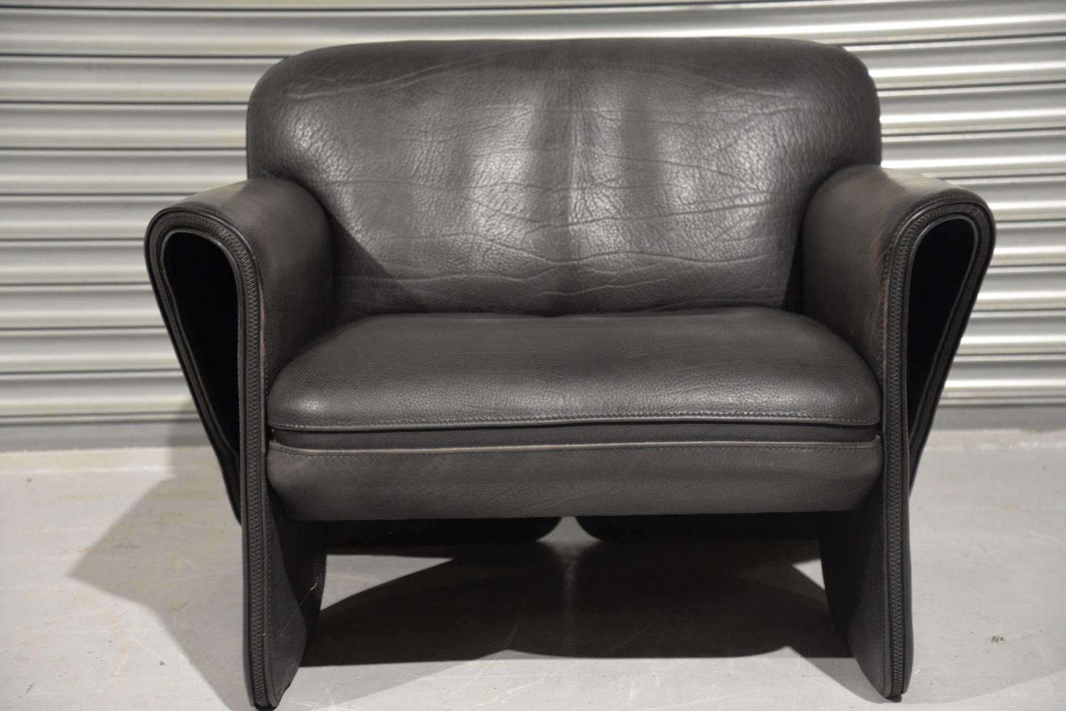 Ultra rare vintage De Sede DS 125 armchair by Gerd Lange in 1978. These sculptural pieces are upholstered in 3mm-5mm thick neck leather with a decorative zipper seam. This piece is in stunning black leather, extremely comfortable and presented in