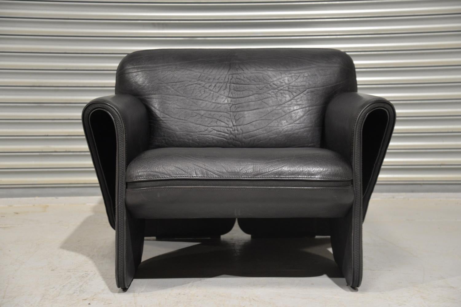 Ultra rare vintage De Sede DS 125 armchair by Gerd Lange in 1978. These sculptural pieces are upholstered in 3mm-5mm thick neck leather with a decorative zipper seam. This piece is in stunning black leather, extremely comfortable and presented in