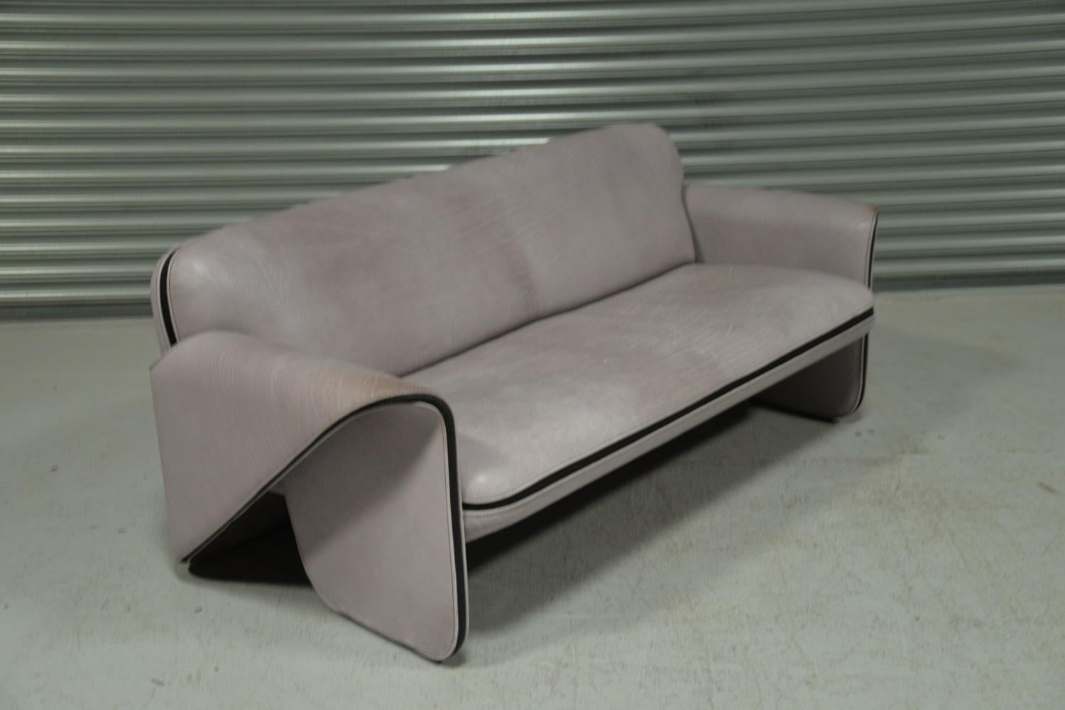 Discounted airfreight for our US and International customers (from 2 weeks door to door)

We are delighted to bring to you an ultra rare vintage De Sede DS 125 sofa designed by Gerd Lange in 1978. These sculptural pieces are upholstered in 3mm-5mm