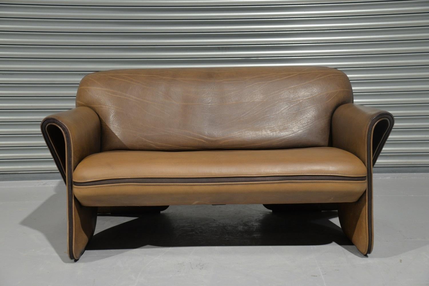 We are delighted to bring to you an ultra rare vintage De Sede DS 125 sofa by Gerd Lange in 1978. These sculptural hand built pieces are upholstered in 3mm-5mm thick tan neck leather with a decorative zipper seam. This piece is extremely comfortable