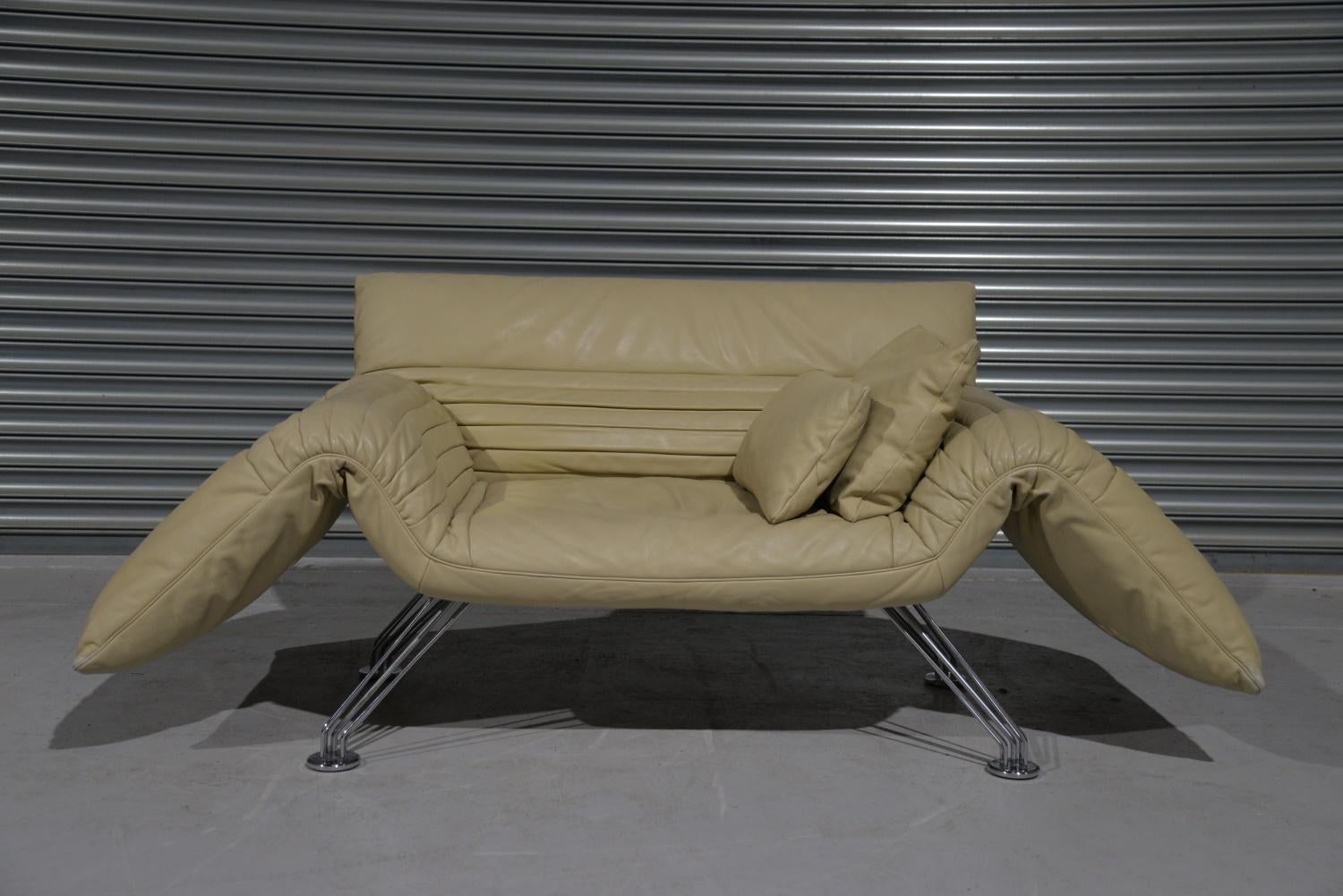 We are delighted to bring to you an ultra rare and multifunctional De Sede DS 142 designed by Winfried Totzek in 1988. With individually adjustable armrests and backrest, this makes it also possible to use this sofa as a chaise longue. Hand built