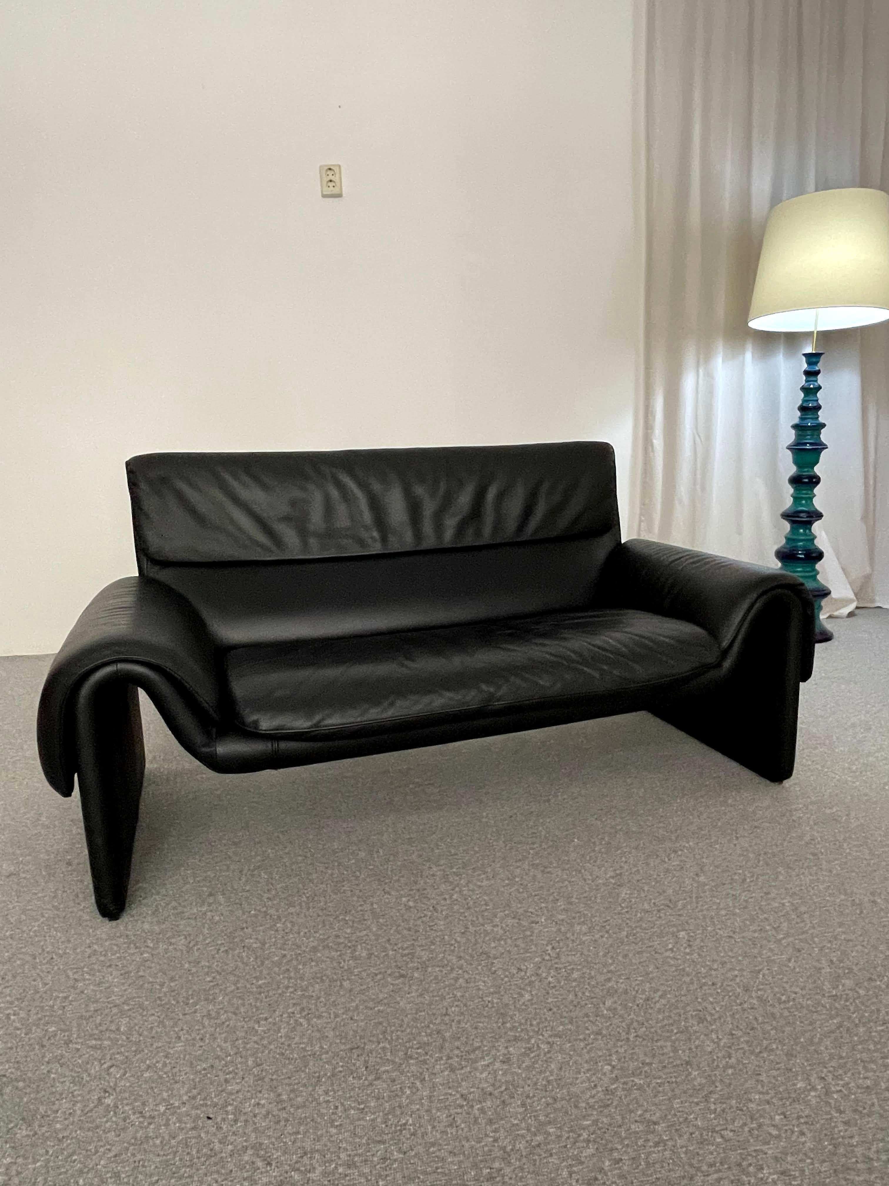 Das Sofa DS-2011 wurde in den 1980er Jahren von dem Team von De Sede entwickelt. Das Design ist einzigartig und zeitlos. Der Stahlrohrrahmen ermöglicht eine kompakte Bauweise. In ausgezeichnetem Vintage-Zustand. Kein Fleck, Loch oder Riss. Sitzhöhe