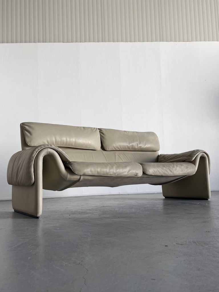 Canapé deux places moderniste en cuir beige Vintage De Sede 'DS 2011',  années 1980 En vente sur 1stDibs