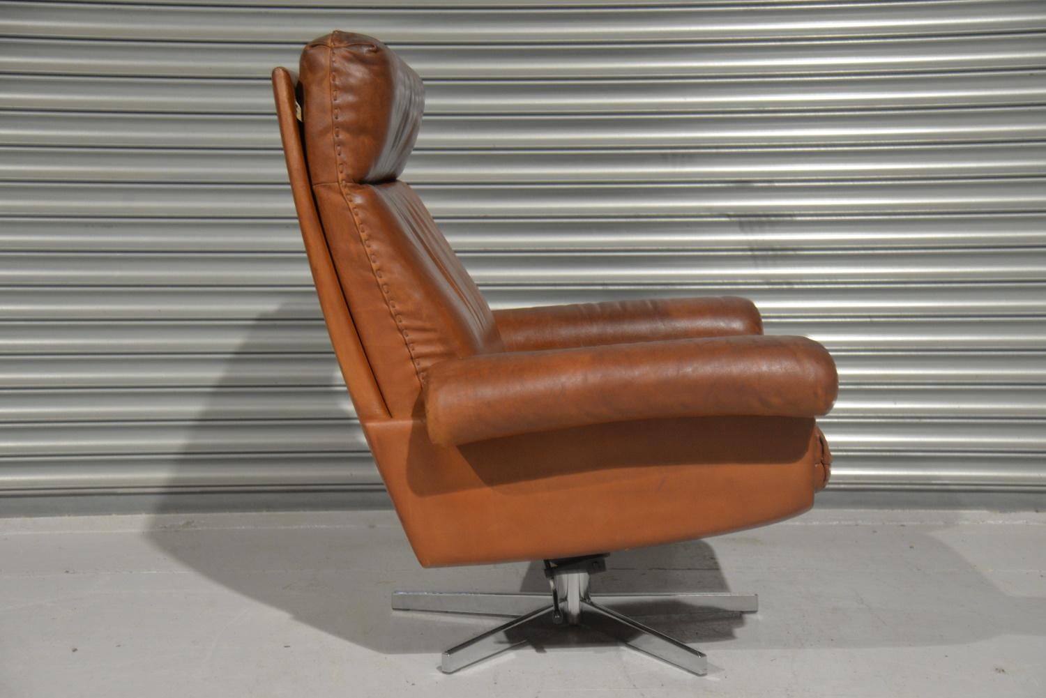 Vintage De Sede DS 31 High Back Leather Swivel Armchair with Ottoman, 1970s For Sale 4