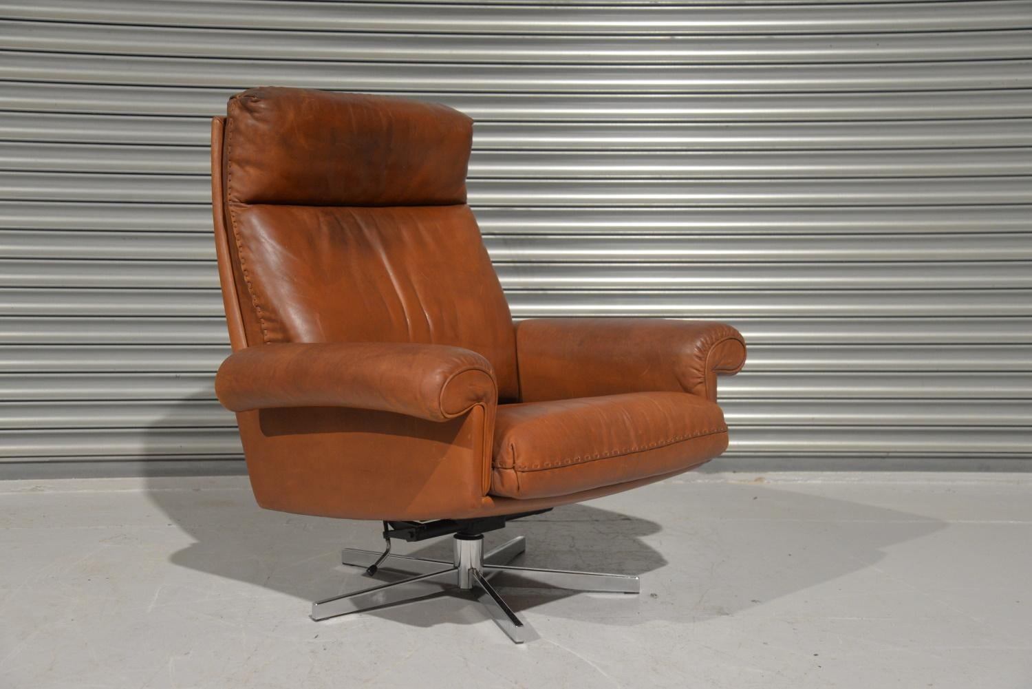 Vintage De Sede DS 31 High Back Leather Swivel Armchair with Ottoman, 1970s For Sale 5