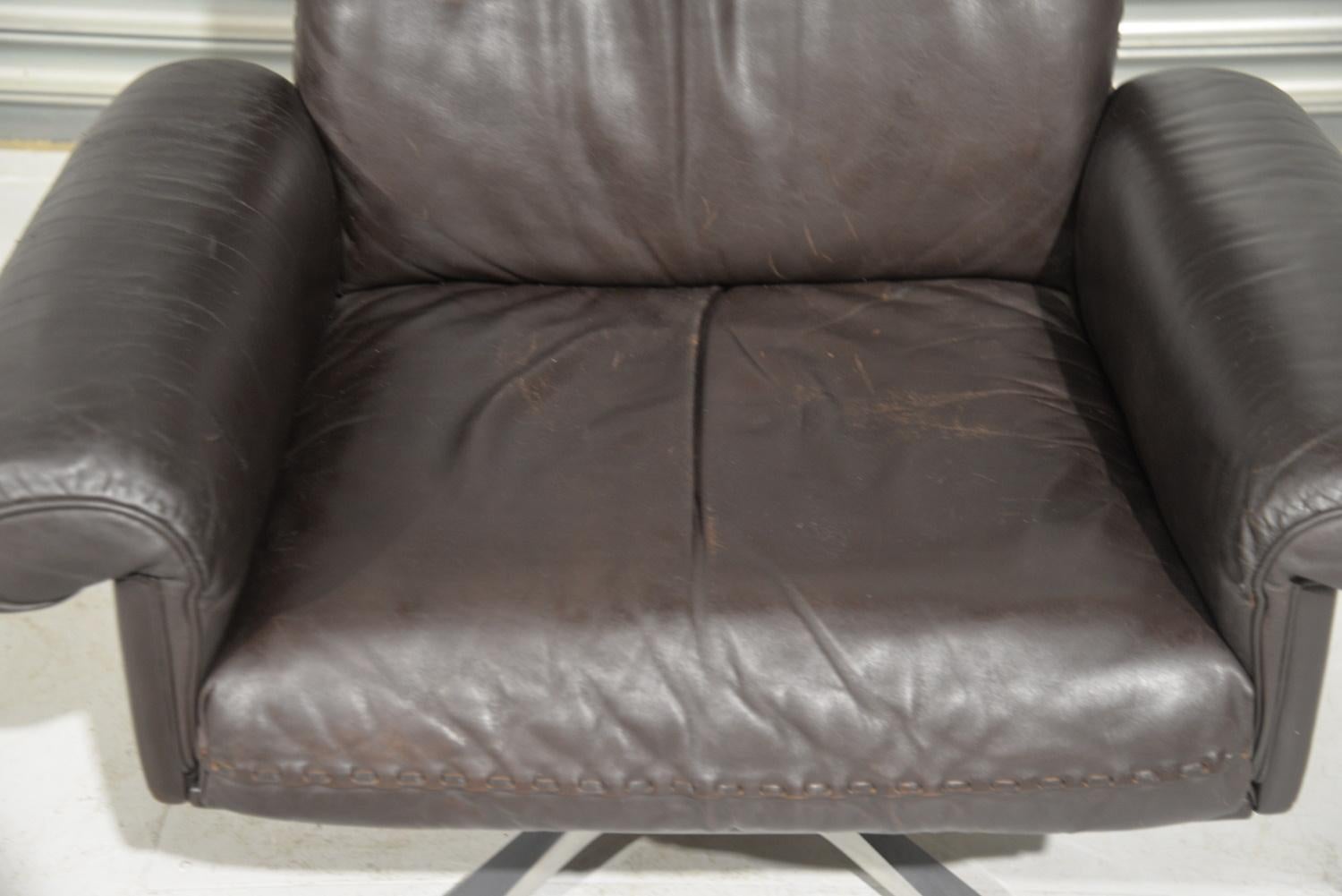 Vintage De Sede DS 31 High Back Leather Swivel Armchair with Ottoman, 1970s For Sale 8