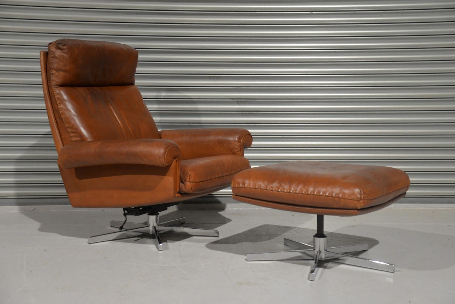 Mid-Century Modern Vintage De Sede DS 31 High Back Leather Swivel Armchair with Ottoman, 1970s For Sale