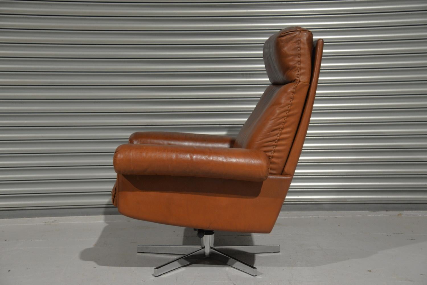 Late 20th Century Vintage De Sede DS 31 High Back Leather Swivel Armchair with Ottoman, 1970s For Sale