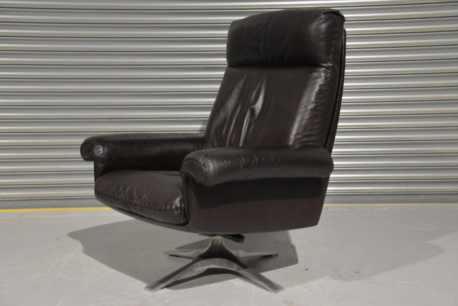 Late 20th Century Vintage De Sede DS 31 High Back Leather Swivel Armchair with Ottoman, 1970s For Sale