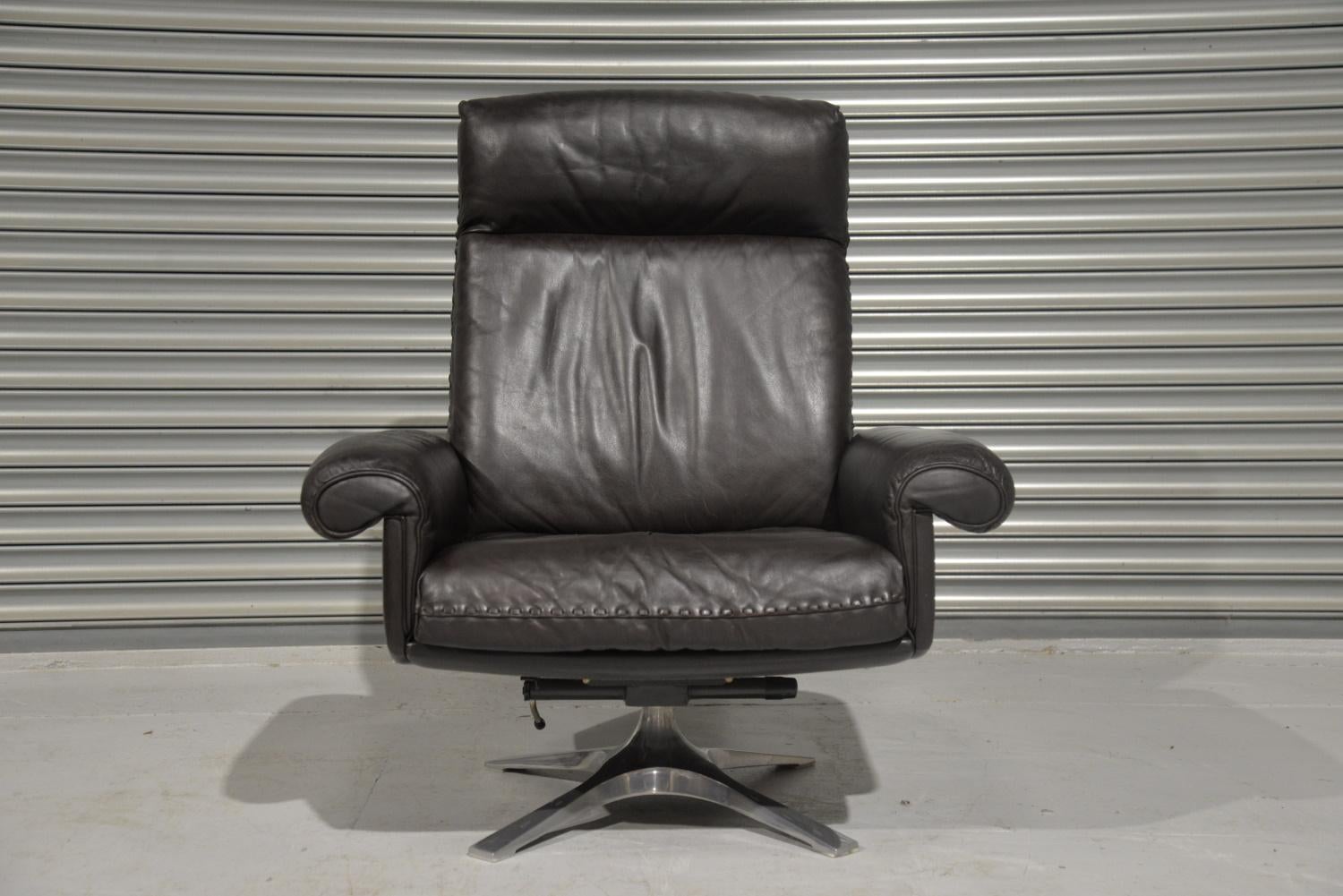 Late 20th Century Vintage De Sede DS 31 High Back Leather Swivel Armchair with Ottoman, 1970s For Sale
