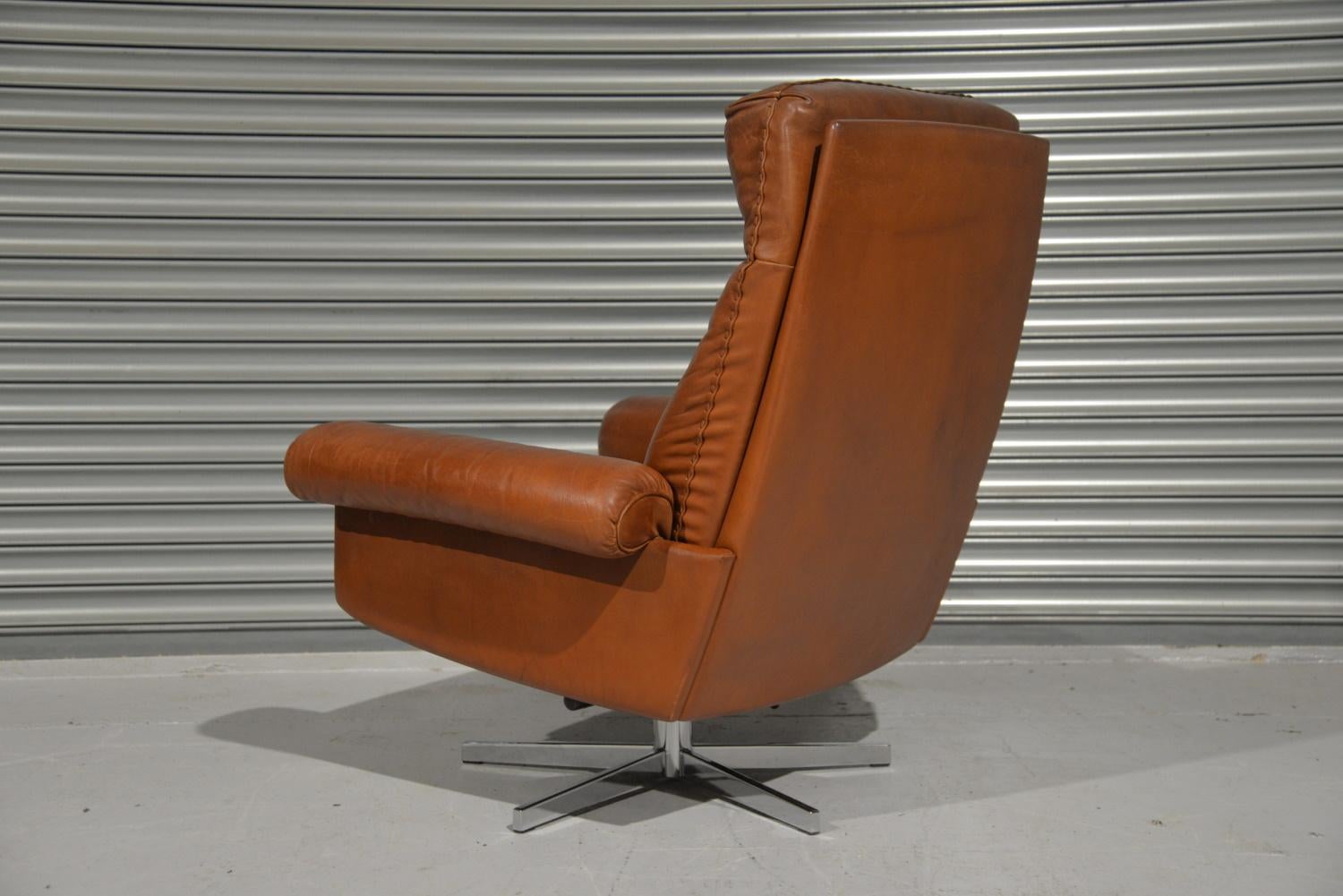 Vintage De Sede DS 31 High Back Leather Swivel Armchair with Ottoman, 1970s For Sale 1