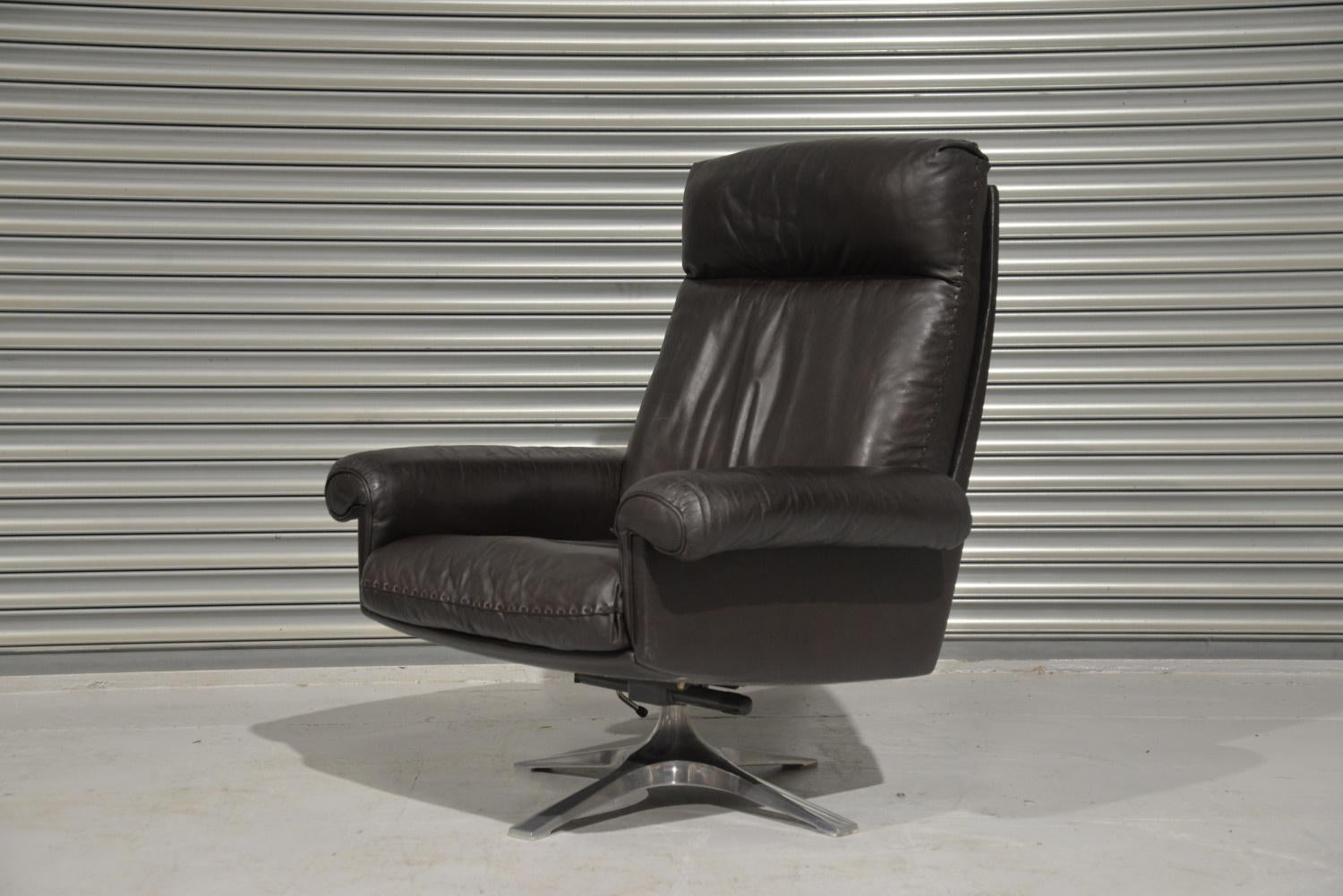Vintage De Sede DS 31 High Back Leather Swivel Armchair with Ottoman, 1970s For Sale 1