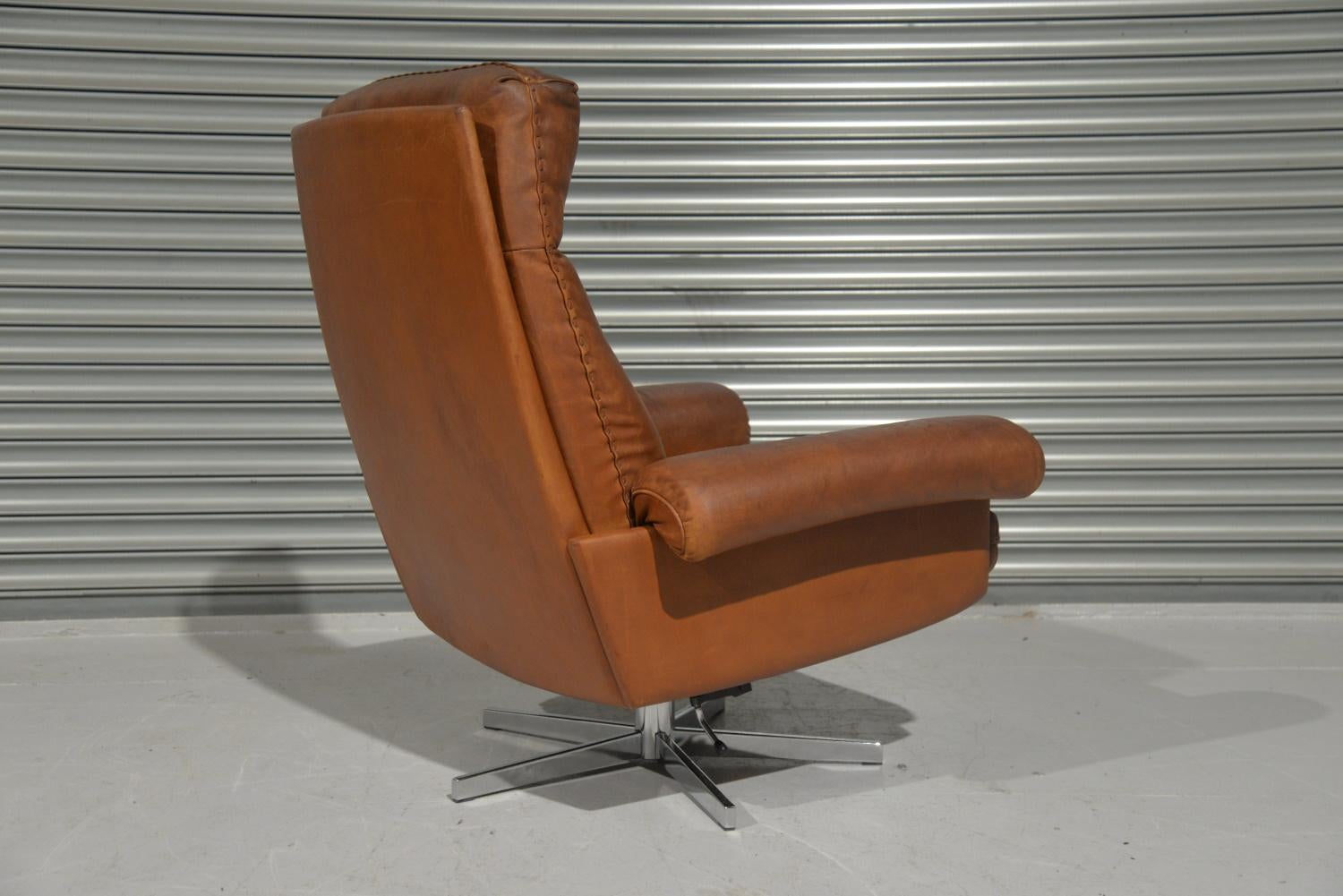 Vintage De Sede DS 31 High Back Leather Swivel Armchair with Ottoman, 1970s For Sale 3
