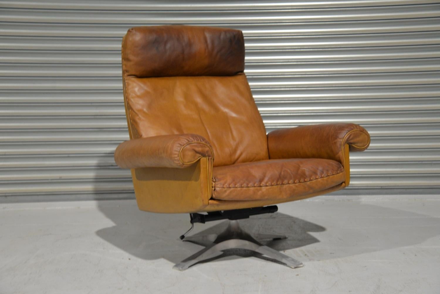 Vintage De Sede DS 31 Leather Swivel Armchair with Ottoman, Switzerland 1970s For Sale 6