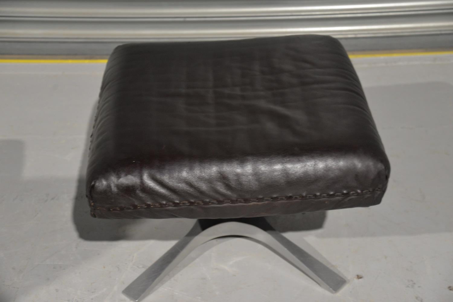 Vintage De Sede DS 31 High Back Leather Swivel Armchair with Ottoman, 1970s For Sale 12