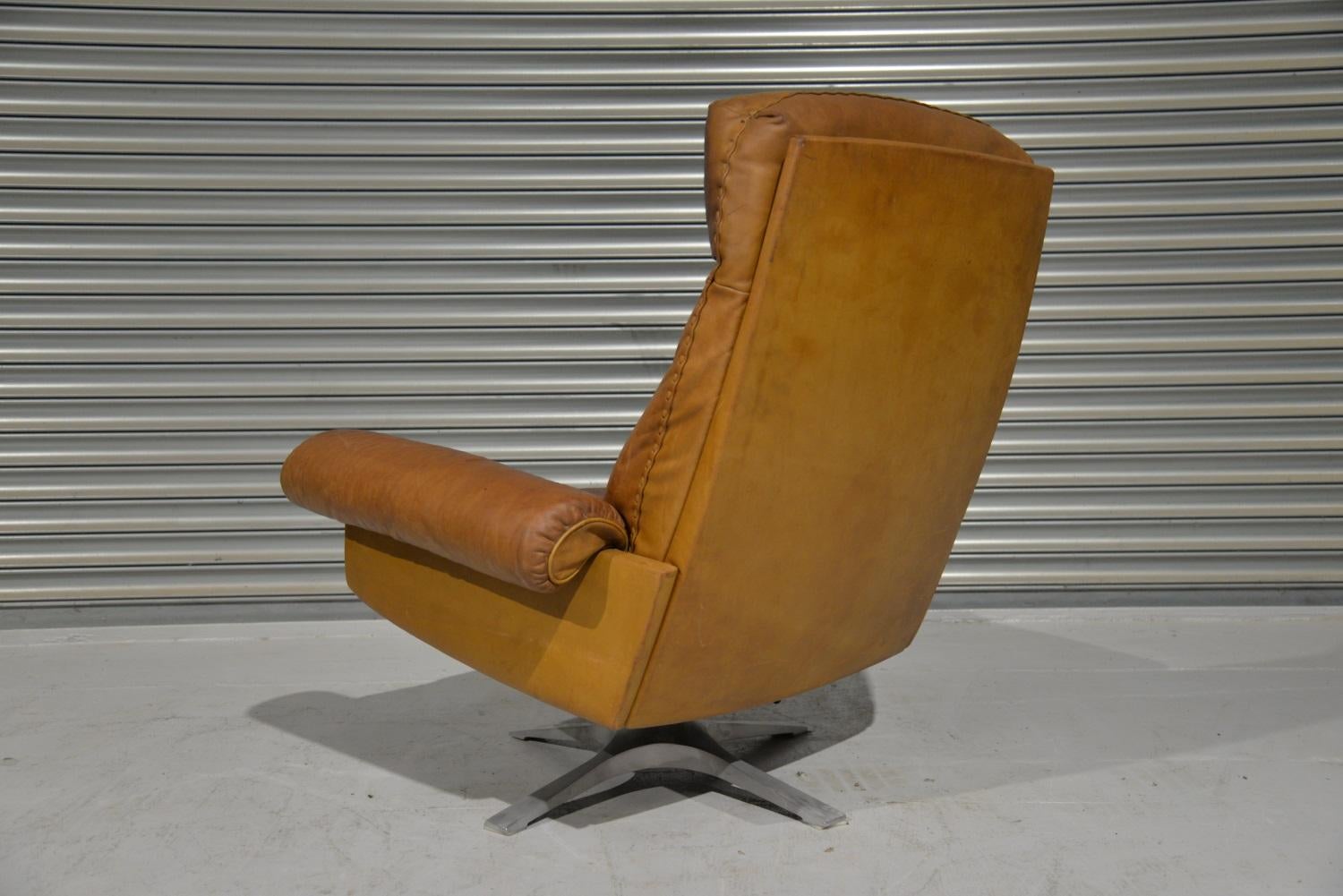 Vintage De Sede DS 31 Leather Swivel Armchair with Ottoman, Switzerland 1970s For Sale 2