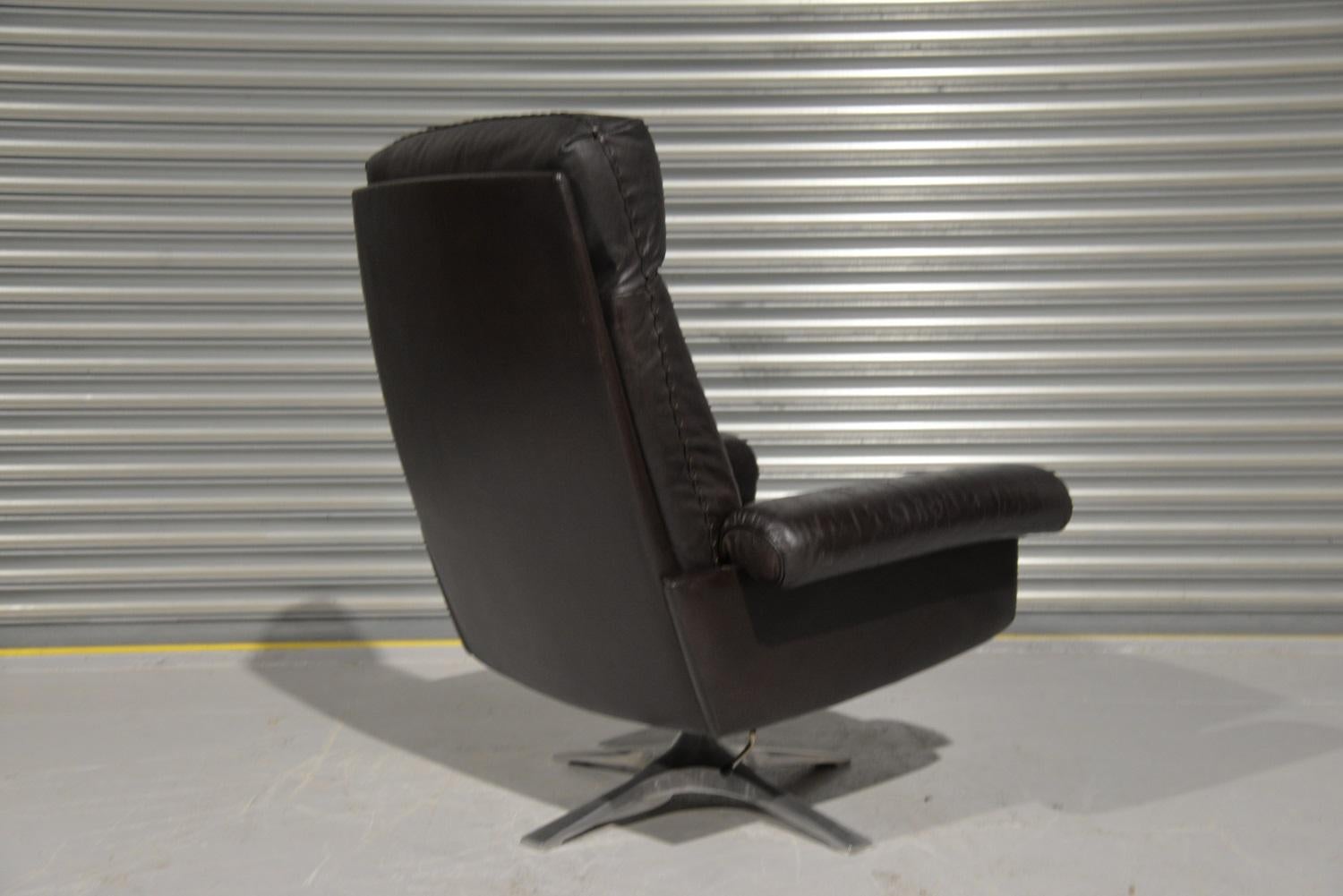 Vintage De Sede DS 31 High Back Leather Swivel Armchair with Ottoman, 1970s For Sale 3
