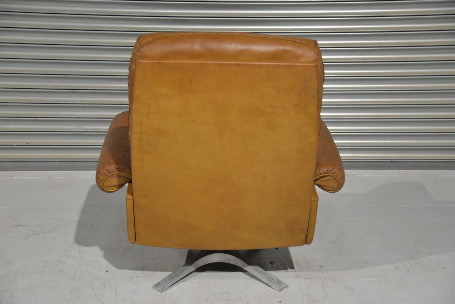 Vintage De Sede DS 31 Leather Swivel Armchair with Ottoman, Switzerland 1970s For Sale 3