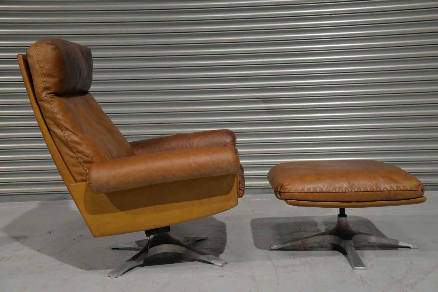 Swiss Vintage De Sede DS 31 Leather Swivel Armchair with Ottoman, Switzerland, 1970s For Sale