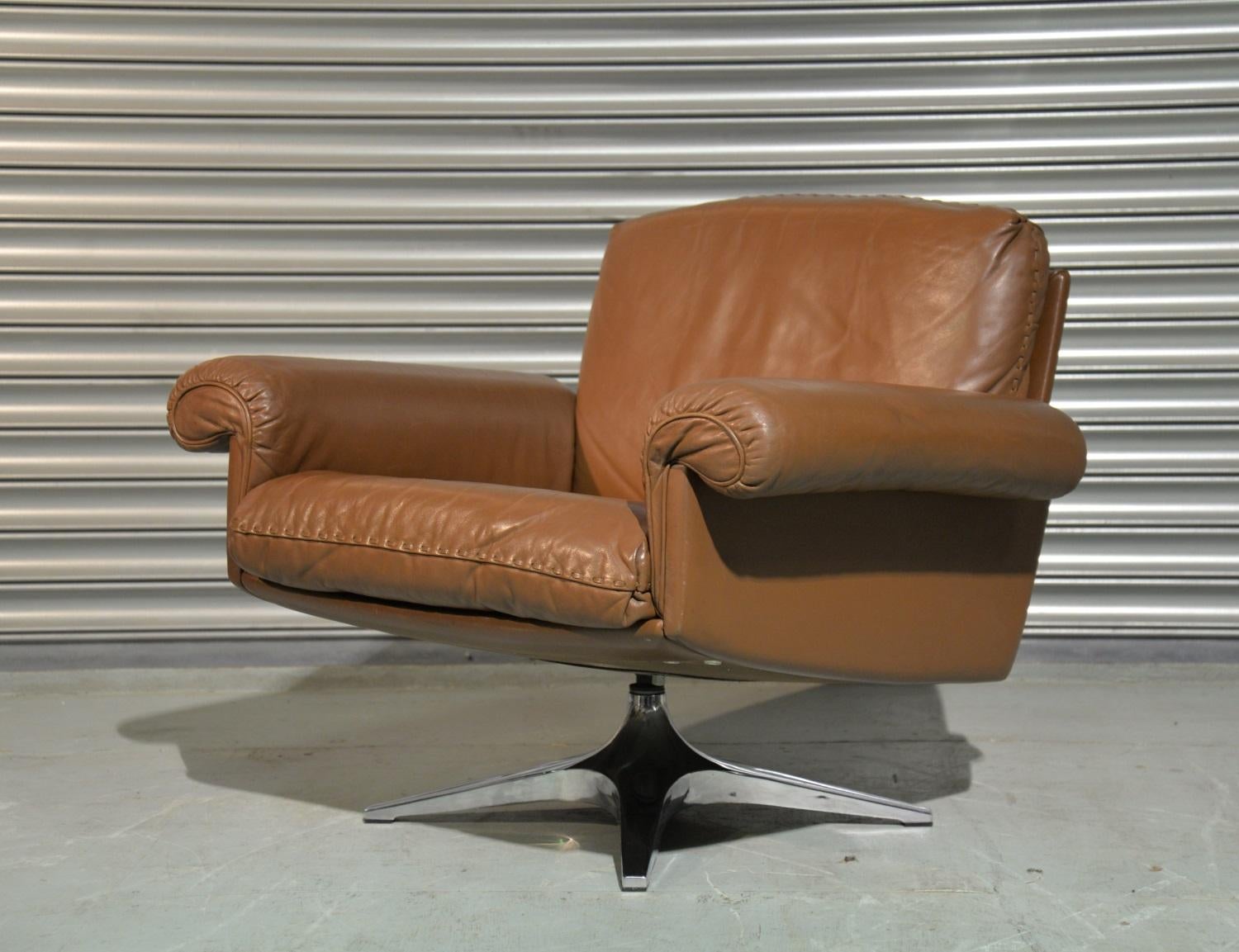 We are delighted to bring to you a vintage 1970s De Sede DS 31 lounge armchair in soft brown aniline leather with superb whipstitch edge detail. This swivel lounge club armchair was hand built circa 1970s by De Sede craftsman in Switzerland and