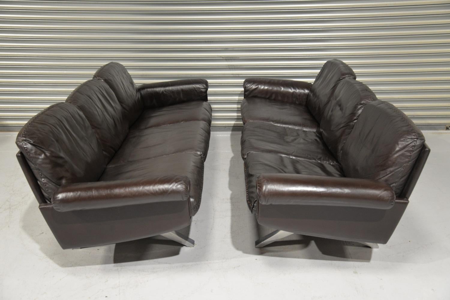 We are delighted to bring to you a pair of vintage De Sede DS 31 three-seat sofas. This Classic combination were hand built in the early 1970s by De Sede craftsman from Switzerland. These extremely comfortable vintage three-seat sofas are brought to