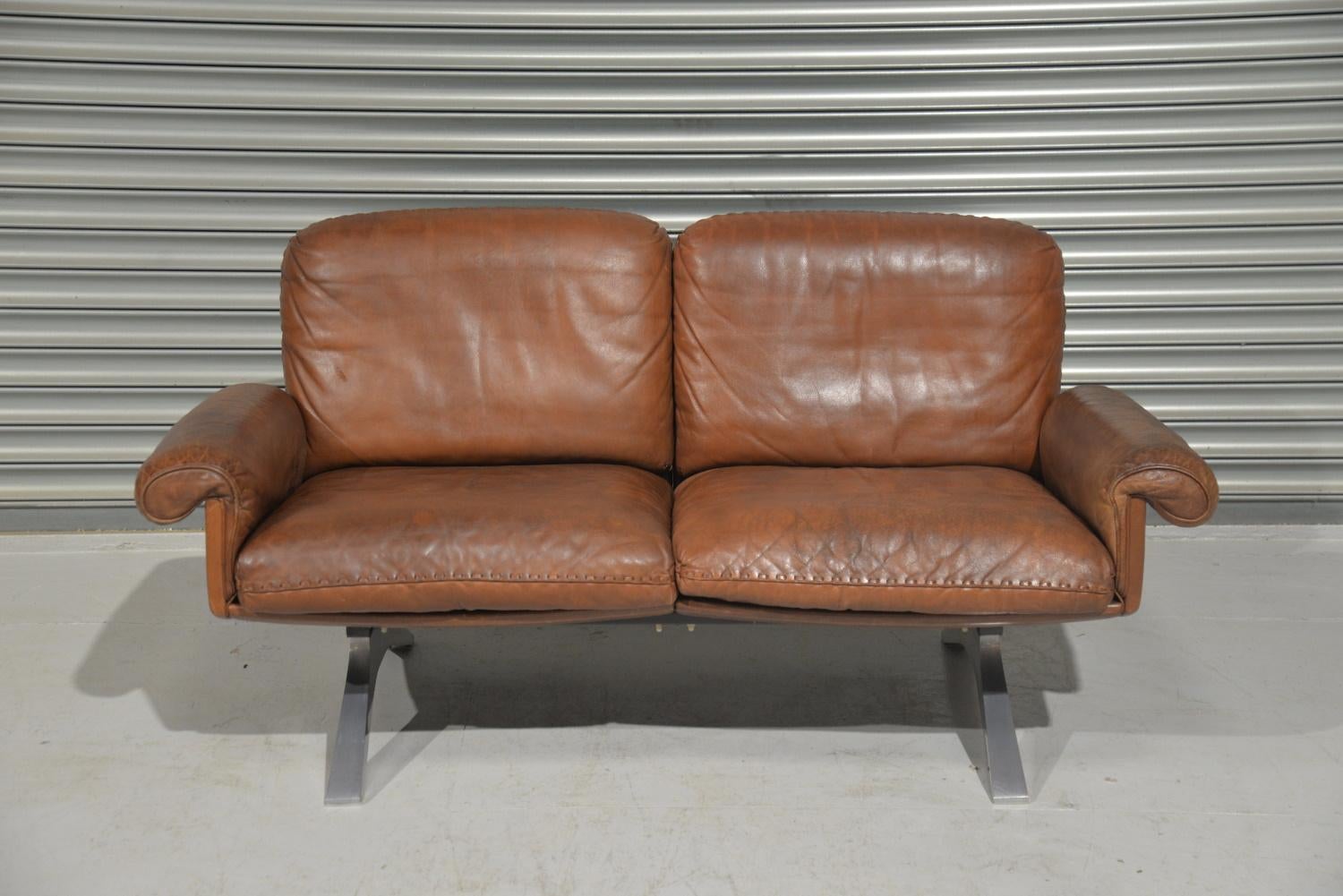Discounted airfreight for our US and international customers (from 2 weeks door to door)

We are delighted to bring to you a vintage 1970s De Sede DS 31 two-seat sofa or loveseat in aniline leather with superb whipstitch edge detail. Hand built