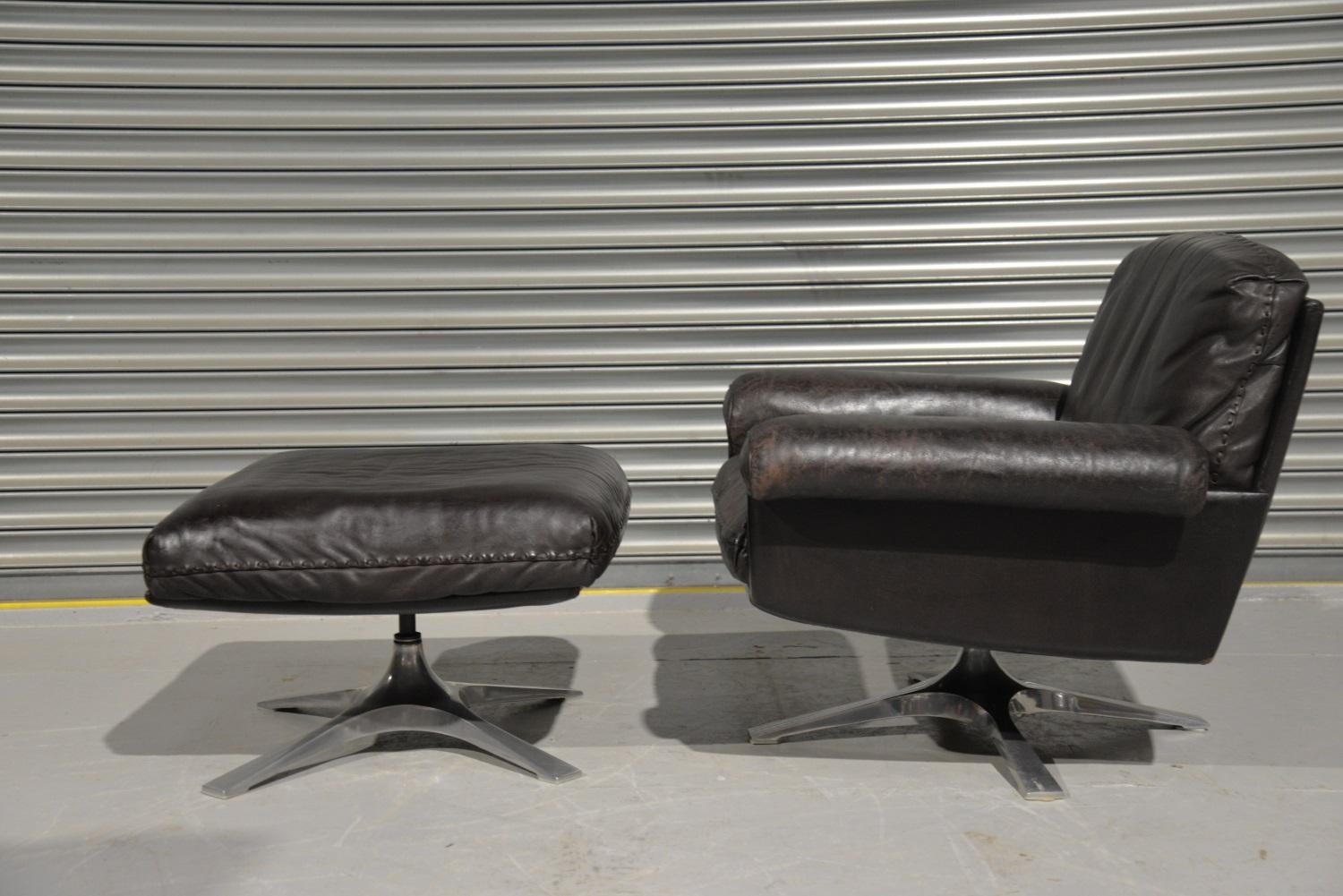 Discounted airfreight for our International customers (from 2 weeks door to door)
 
We are delighted to bring to you a vintage De Sede DS 31 swivel lounge armchair with ottoman. Hand built in the 1970s by De Sede craftsman in Switzerland. This