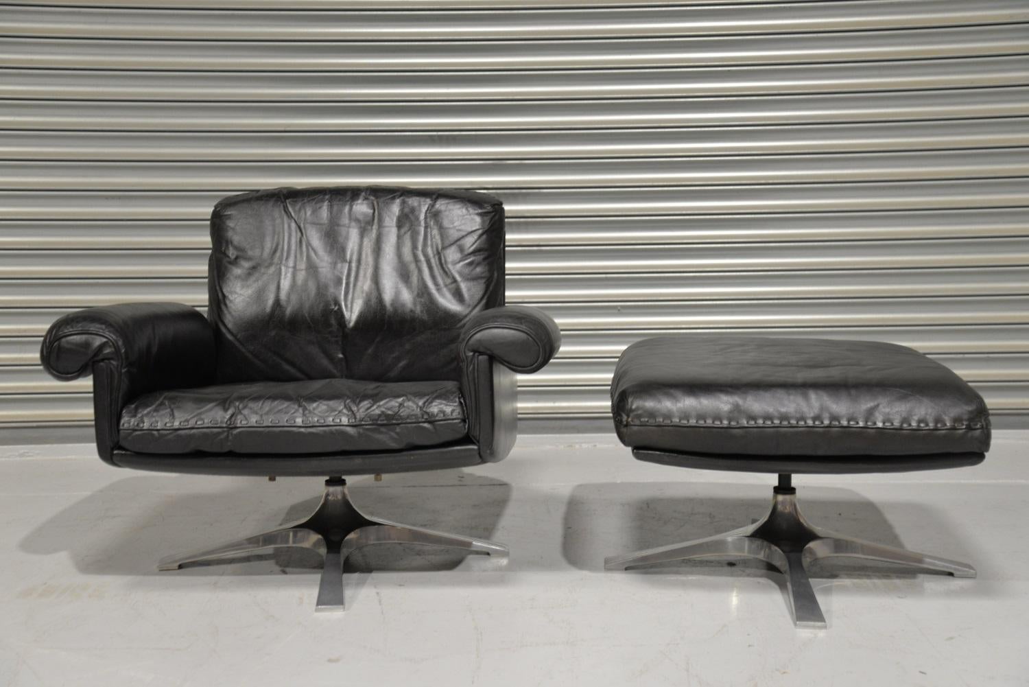 Discounted airfreight for our US and International customers (from 2 weeks door to door)

We are delighted to bring to you a vintage De Sede DS 31 lounge armchair with ottoman. Hand built in the 1970s by De Sede craftsman in Switzerland. This swivel