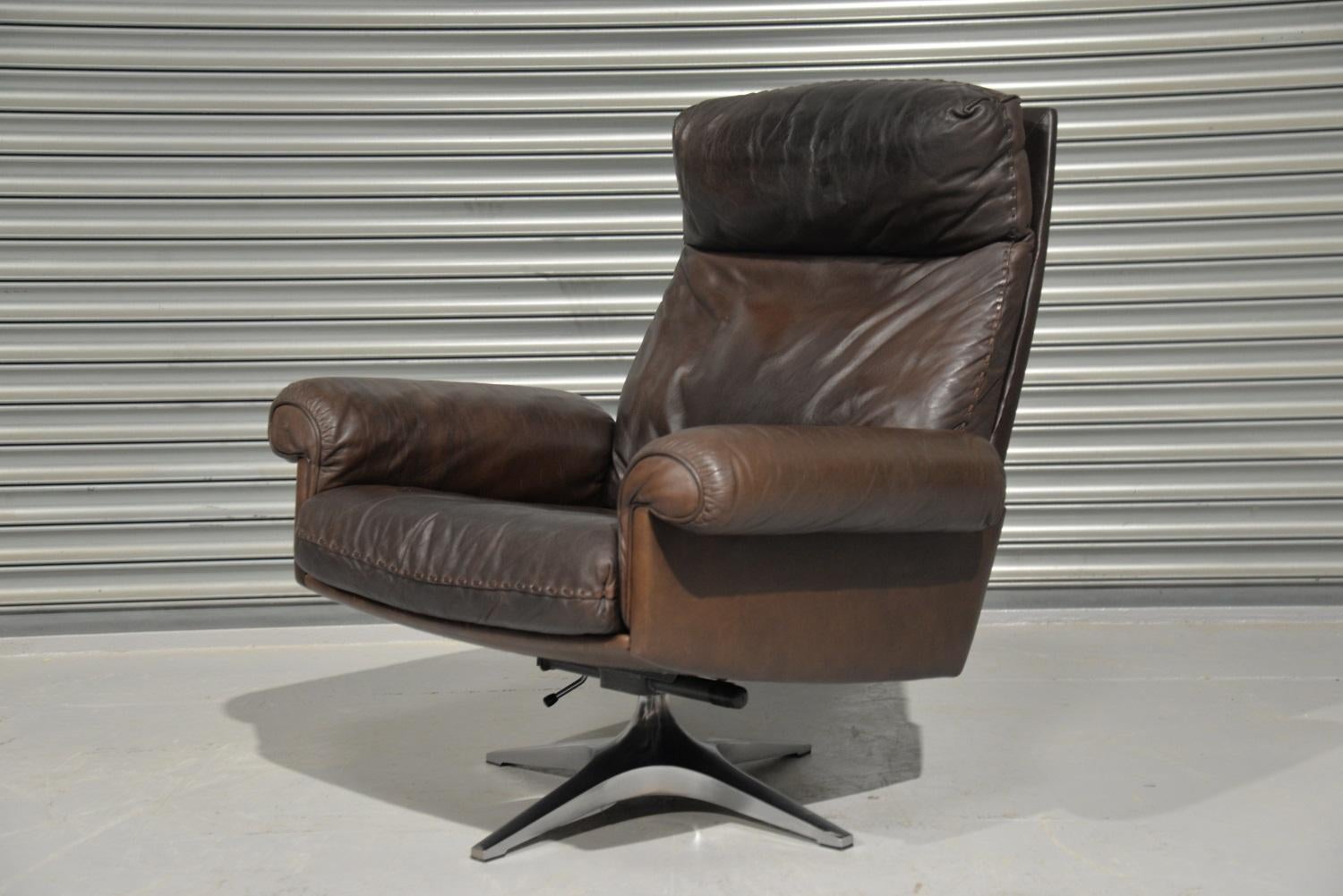 We are delighted to bring to you a highly desirable and rarely available vintage 1970s De Sede DS 31 high back swivel armchair. Hand built in the 1970s by De Sede craftsman in Switzerland. The armchair stands on a polished swivel chrome plated metal