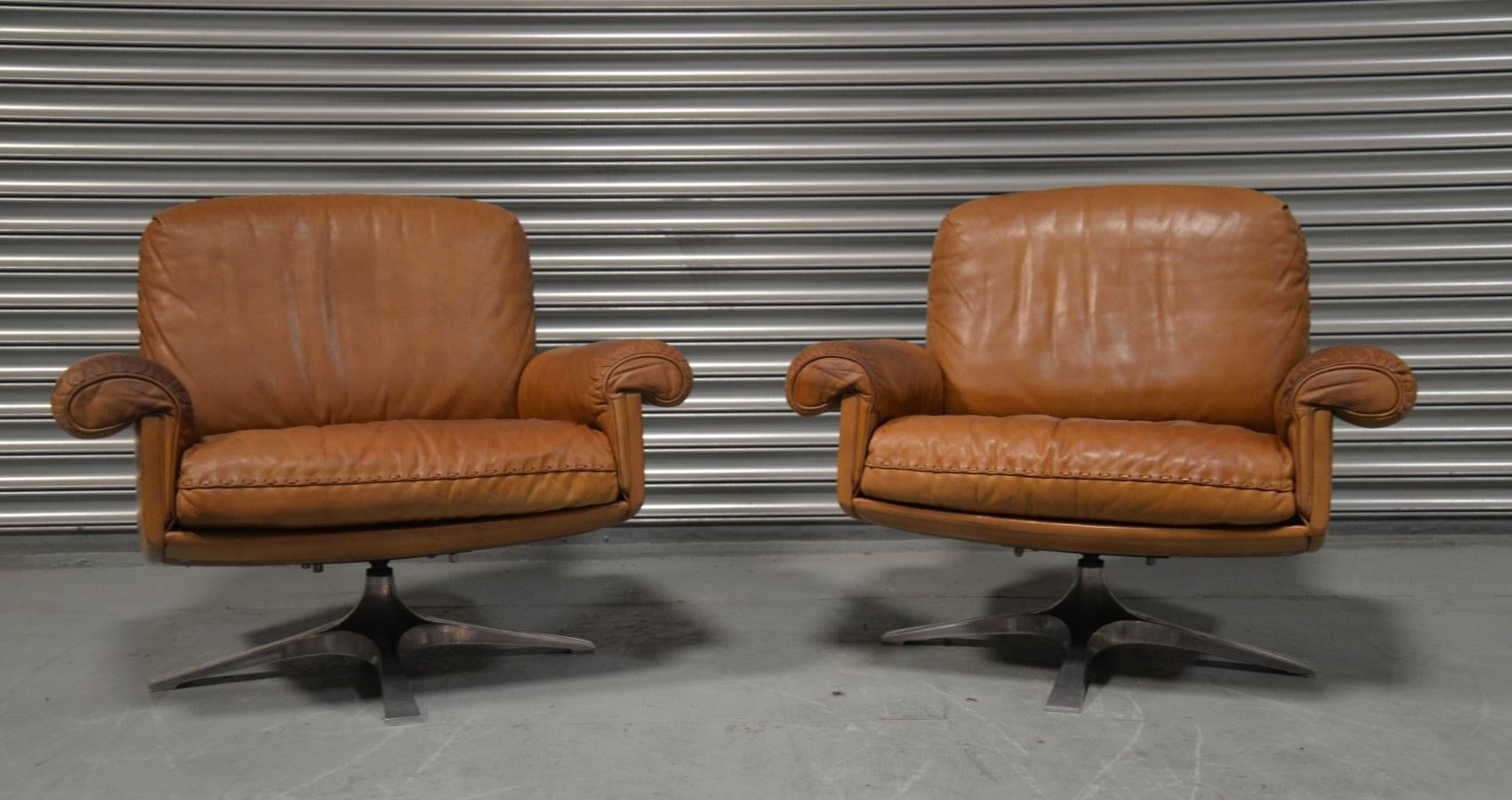 Discounted airfreight for our US Continent and International customers ( from 2 weeks door to door)

We are delighted to bring to you a pair of rarely available and highly desirable vintage 1970s De Sede DS 31 swivel lounge armchairs in beautiful