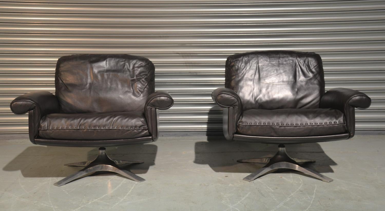 Discounted airfreight for our US and International customers ( from 2 weeks door to door )

We are delighted to bring to you a pair of highly desirable vintage De Sede DS-31 swivel lounge club armchairs in beautiful soft leather with whipstitch edge