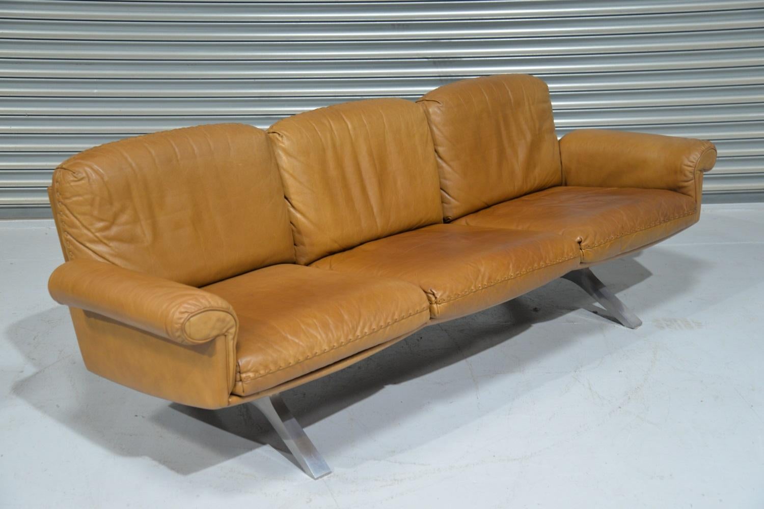 Discounted airfreight for our US Continent and International customers ( from 2 weeks door to door) 

We are delighted to bring to you a vintage de Sede DS 31 three-seat sofa in beautiful soft tan aniline leather with superb whipstitch edge