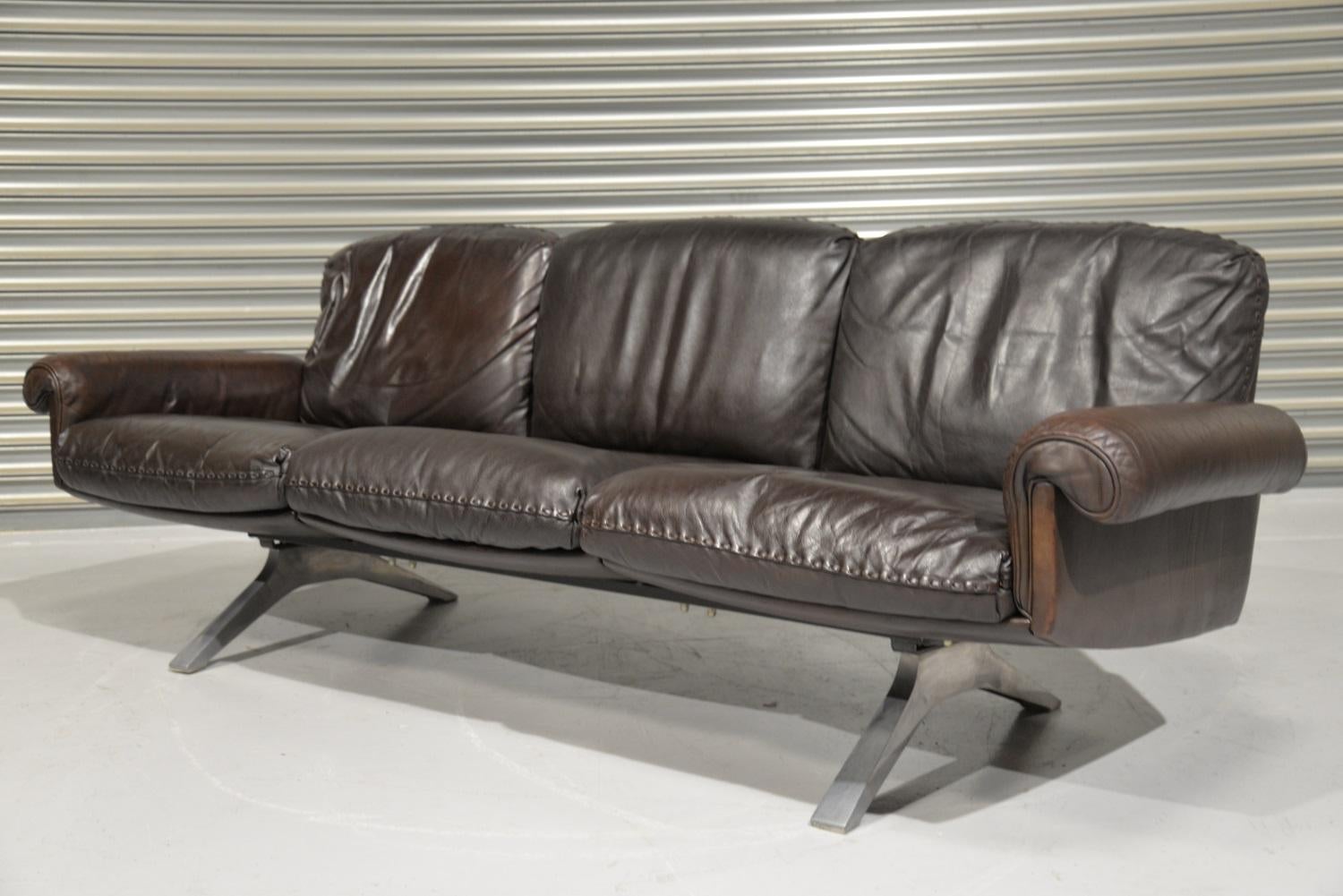 We are delighted to bring to you a vintage 1970s De Sede DS 31 three-seat sofa in dark chocolate brown aniline leather with superb whipstitch edge detail. The vintage sofa was hand built in Switzerland by de Sede craftsman circa 1970s. The iconic