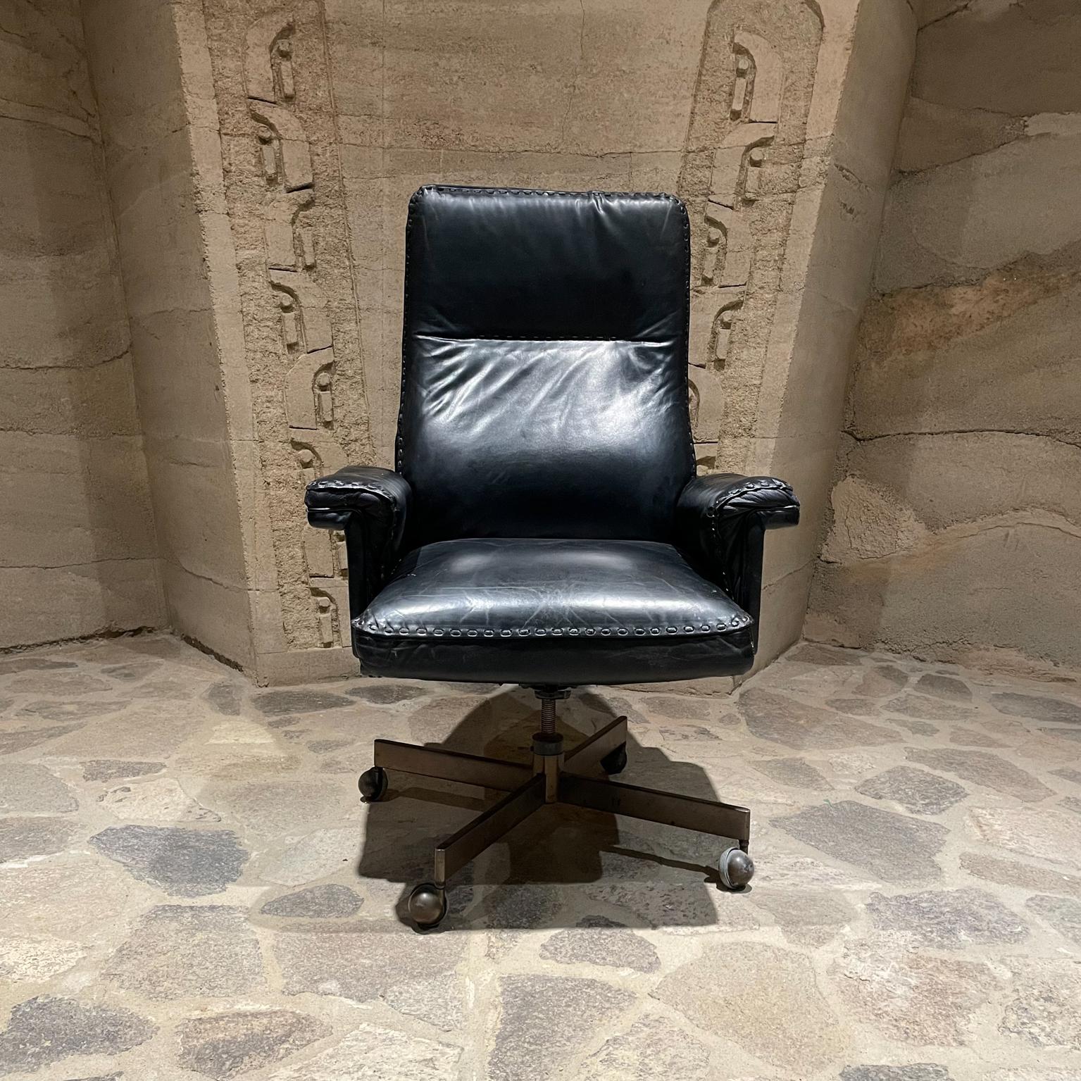 Tall Executive Chair
Sensational Executive Chair 1970s black leather swivel armchair in whipstitch De Sede DS 35
Robert Haussmann Switzerland
Base has been interchanged at some point.
46 tall x 30 w x 26 d, Seat 20 tall, Arm 26 h
Original
