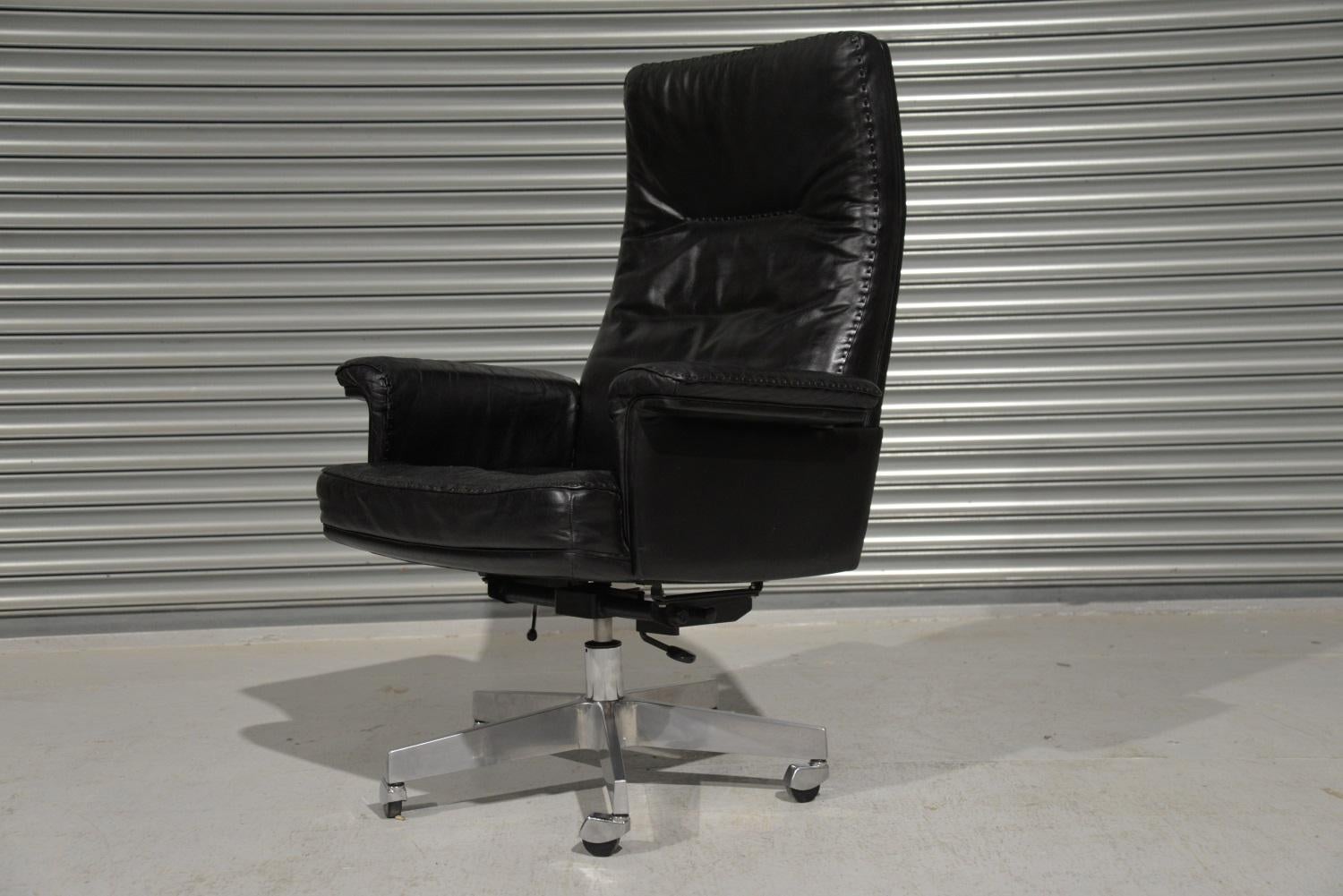 Discounted airfreight for our US and International customers (from 2 weeks door to door).

We are delighted to bring to you an extremely rare vintage De Sede DS 35 Executive swivel armchair on casters. Built to incredibly high standards by De Sede